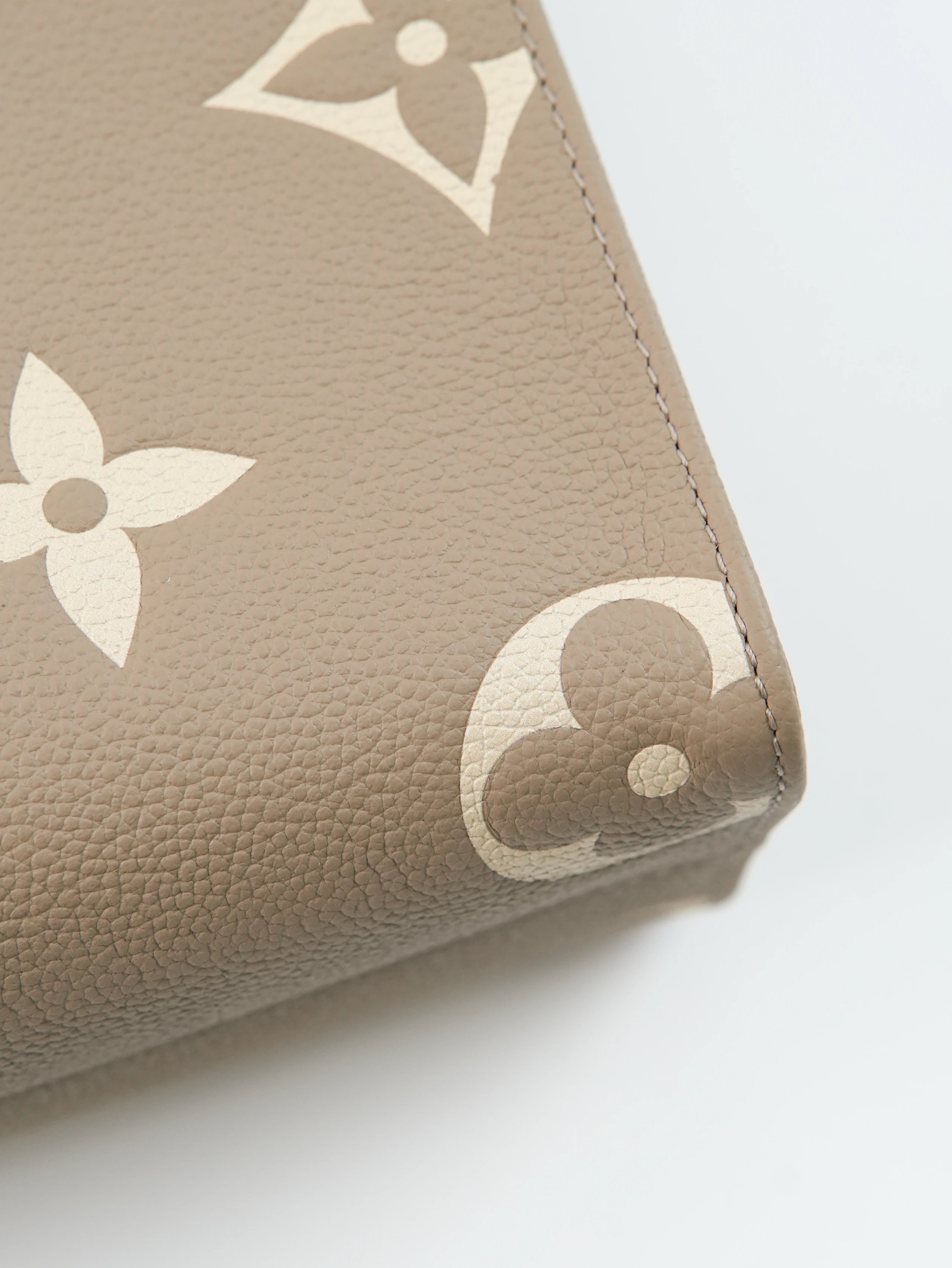 Item ID 8501 ONTHEGO-PM - Classic Old Flower Full Print - Cow Leather - Jungle Bag