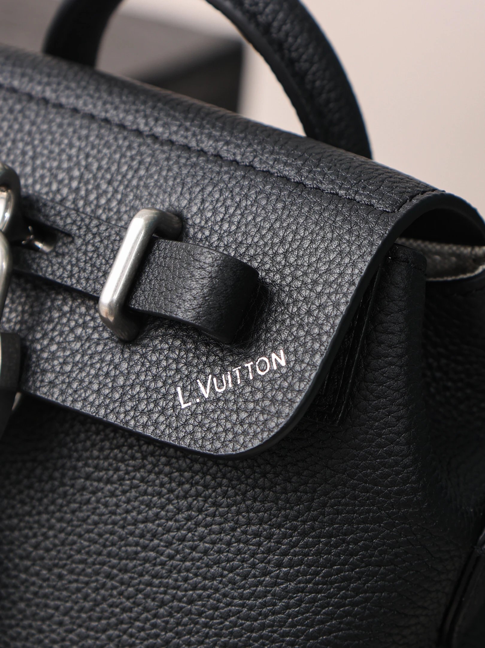 Item ID 8483 Haute Couture - Steeler-15- Metal Pearl Pendant - Flip Bag - Show Lock