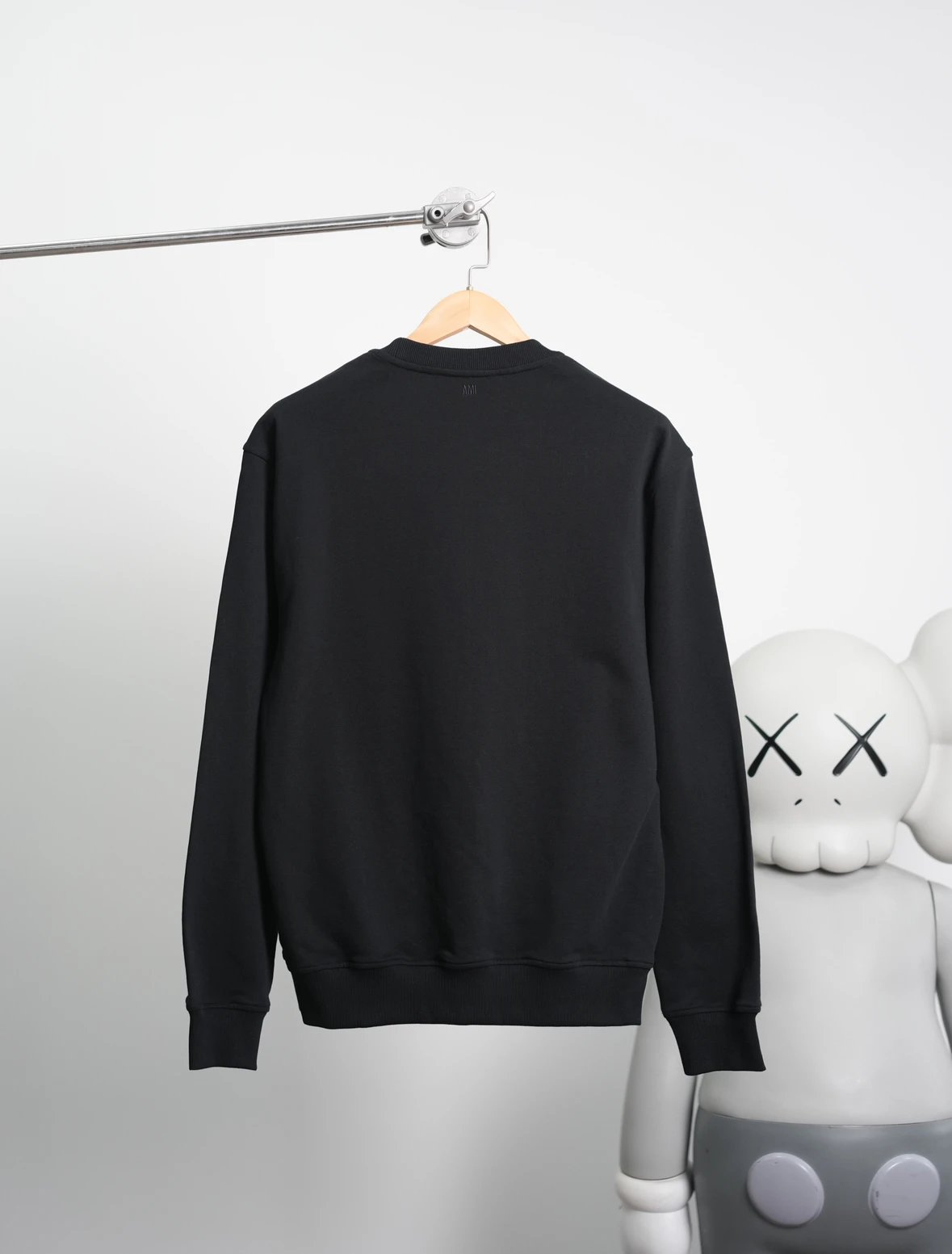 Item ID 8071 AMI spring sweatshirt - BEHRINGER Thousand Needle Embroidery Round Nec