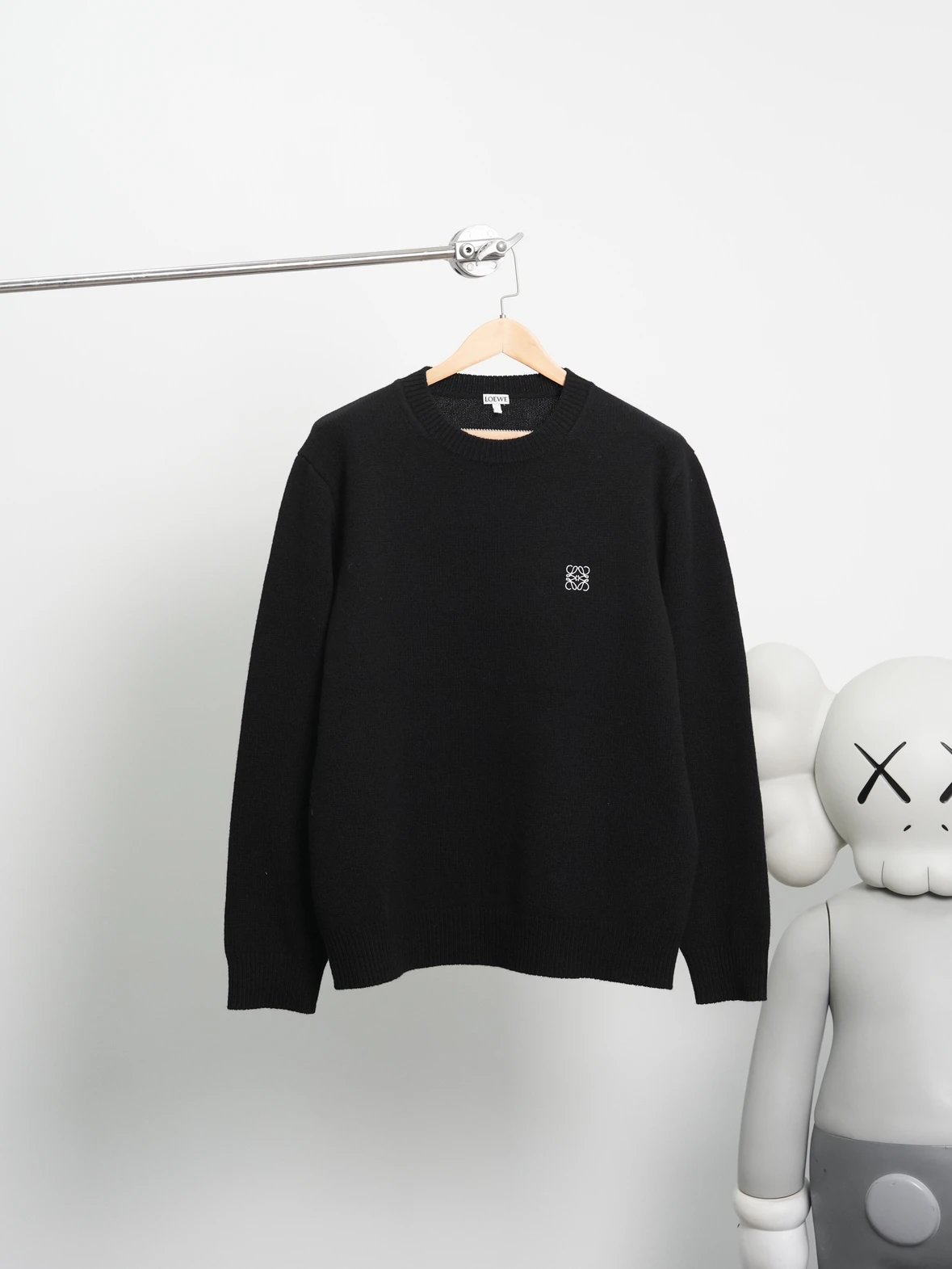 Item ID 8083 L0EWE Luo Yiwei “100% Superfine merino wool ”FW23Logo Embroidered roun