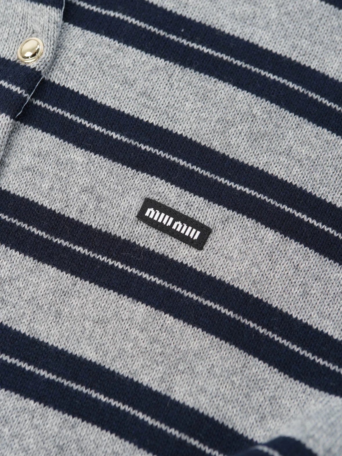 Item ID 8004 M1UM1U Miu Miu double-layer knitted logo patch cardigan with _precise
