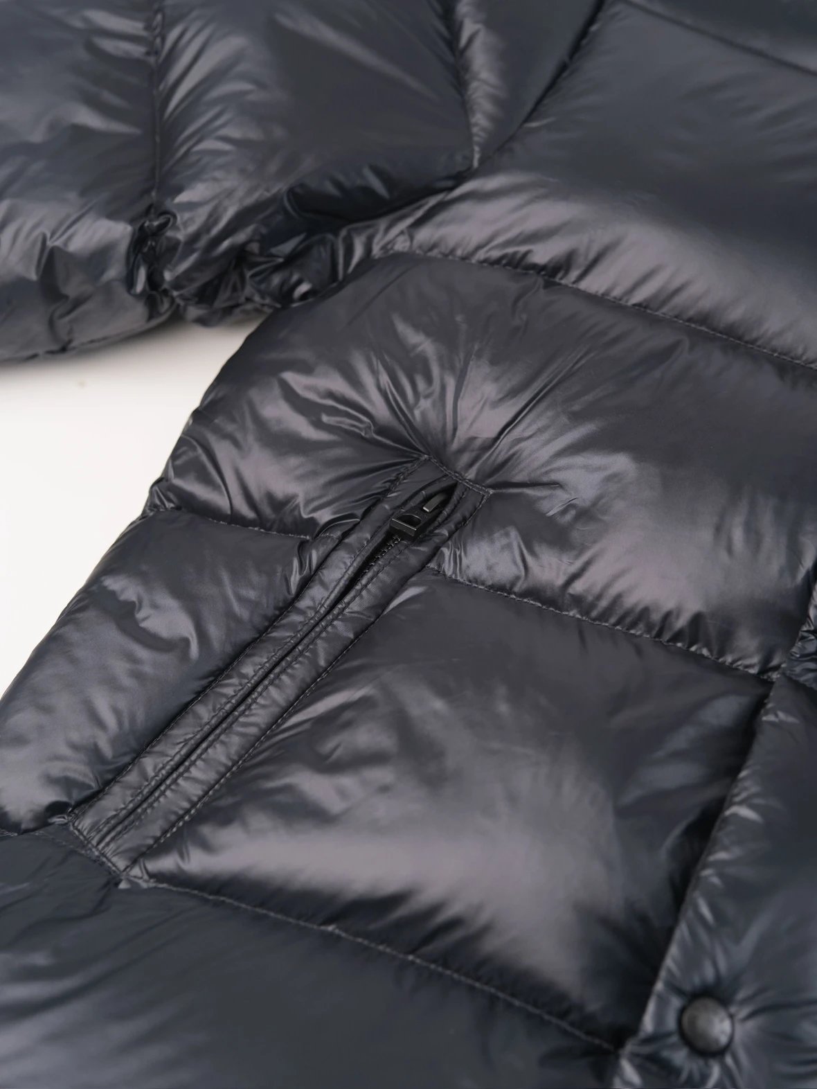 Item ID 8121 M0 include Tripiti - _Double layer high-density nylon fabric_ _Nationa