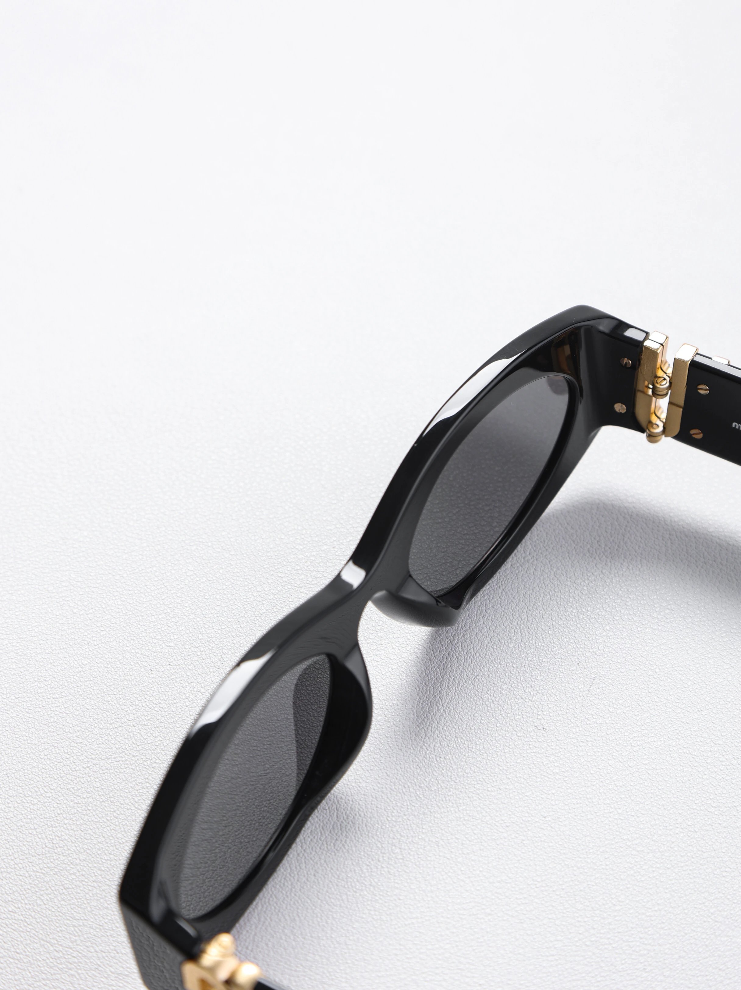 Item ID 8412 M1u-Miu- Miu Miu -2022ss- Classic - cat eye sunglasses - flat frame su