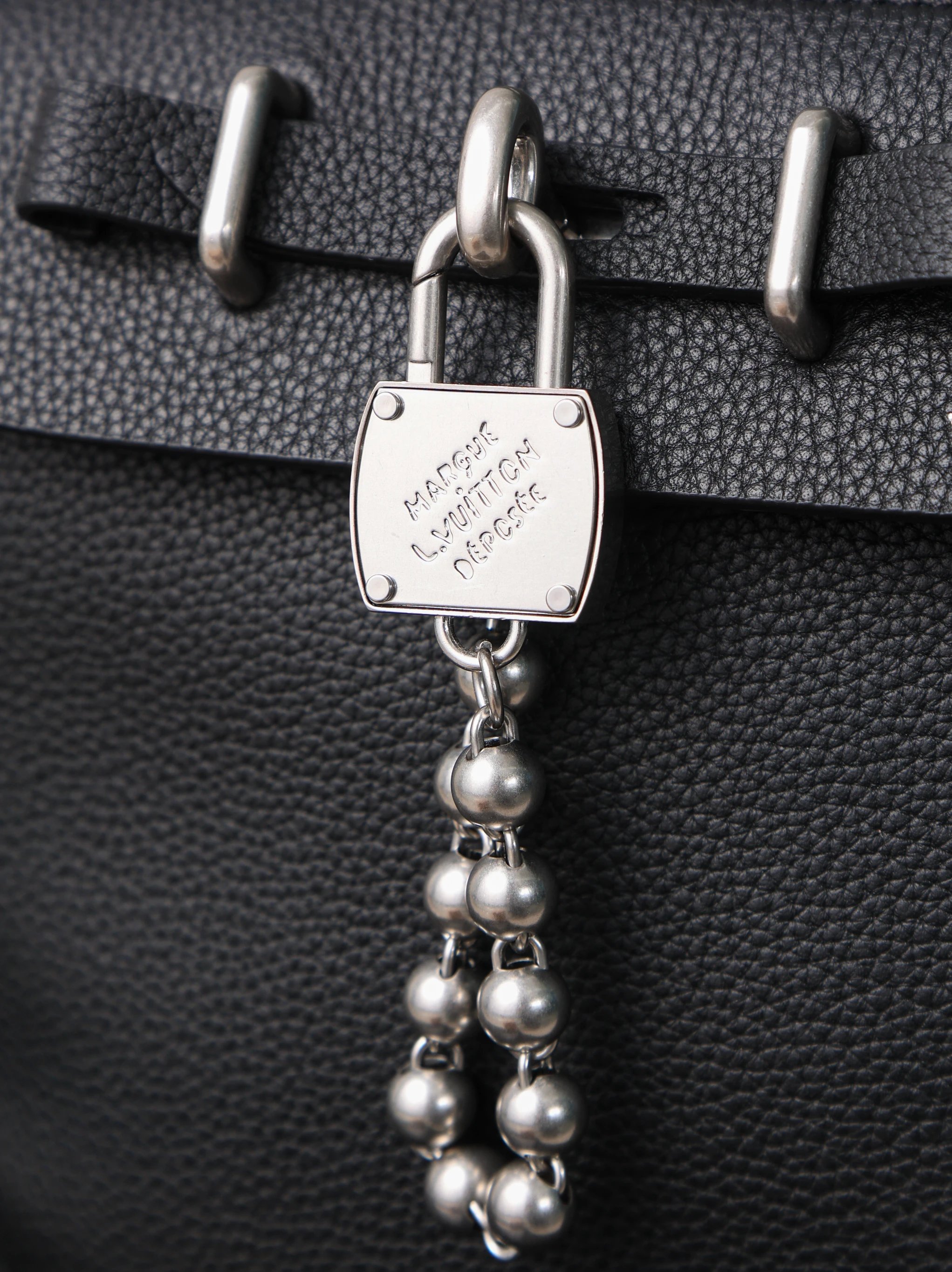 Item ID 8483 Haute Couture - Steeler-15- Metal Pearl Pendant - Flip Bag - Show Lock