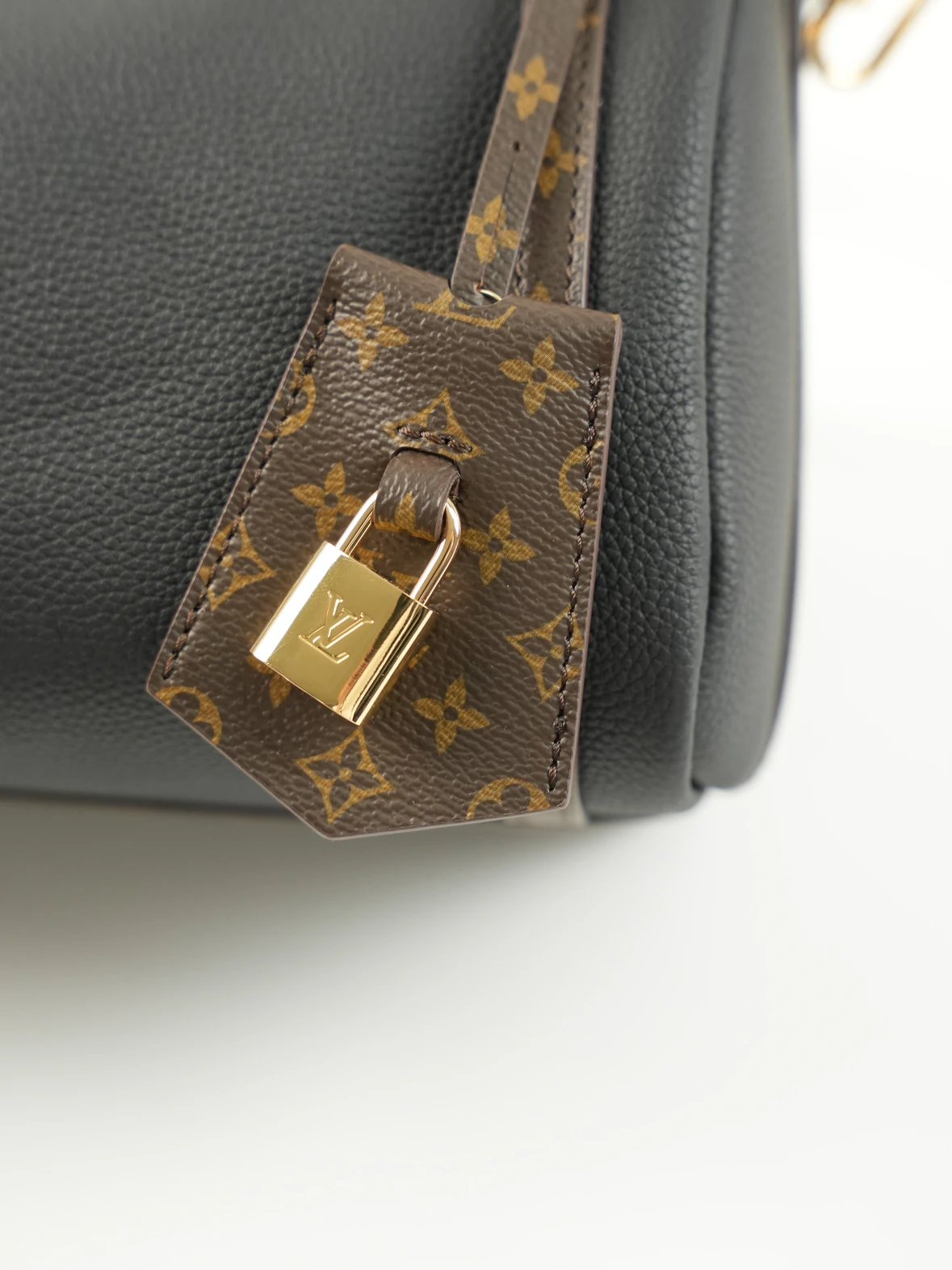 Item ID 8474 Express Black Knight - _Imported calf leather_ _NFC chip_ classic patt