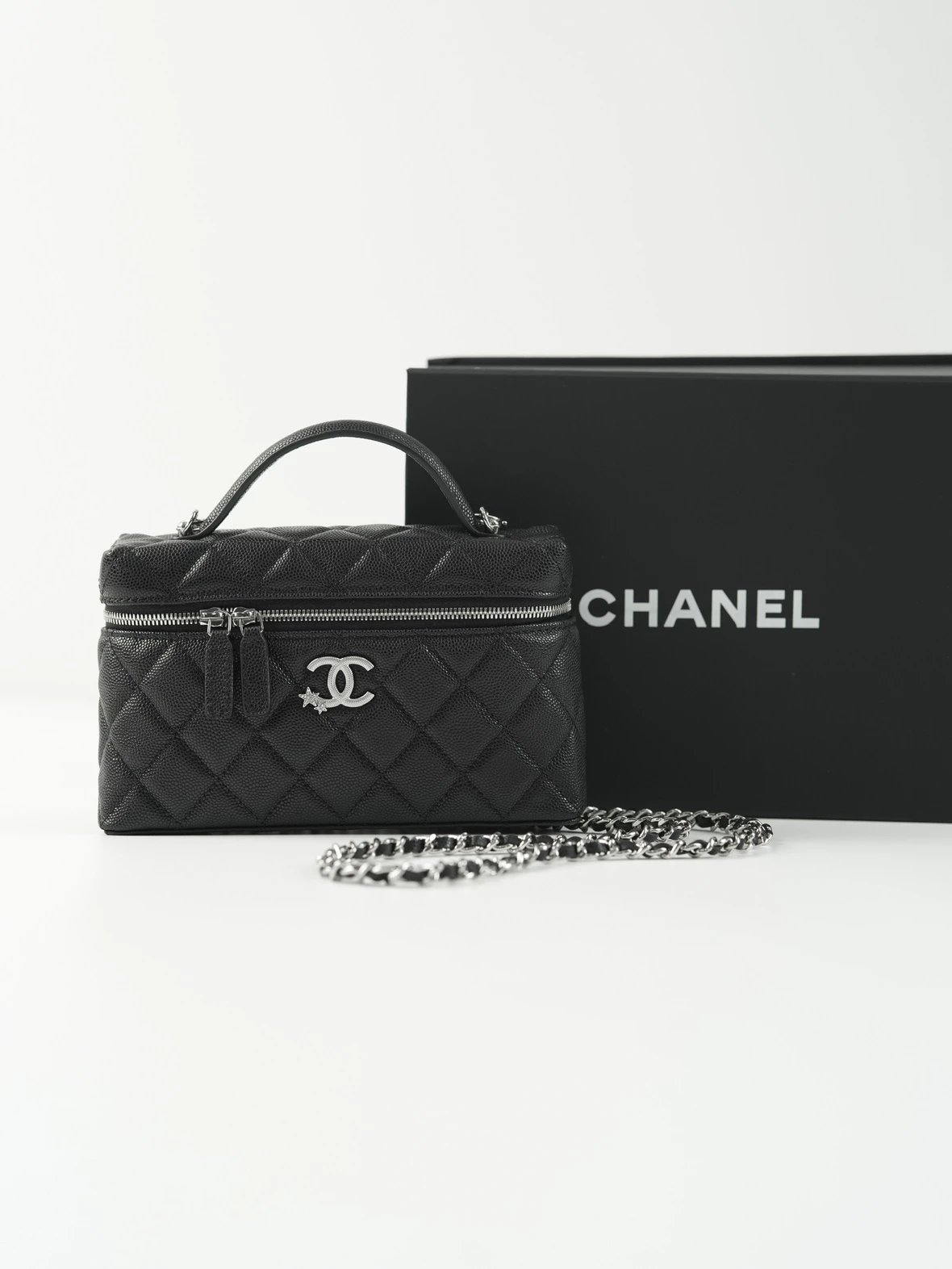 Item ID 8458 CHANE1- _Exclusive Hardware Details_ 25B Star Series Brand Logo Diamon