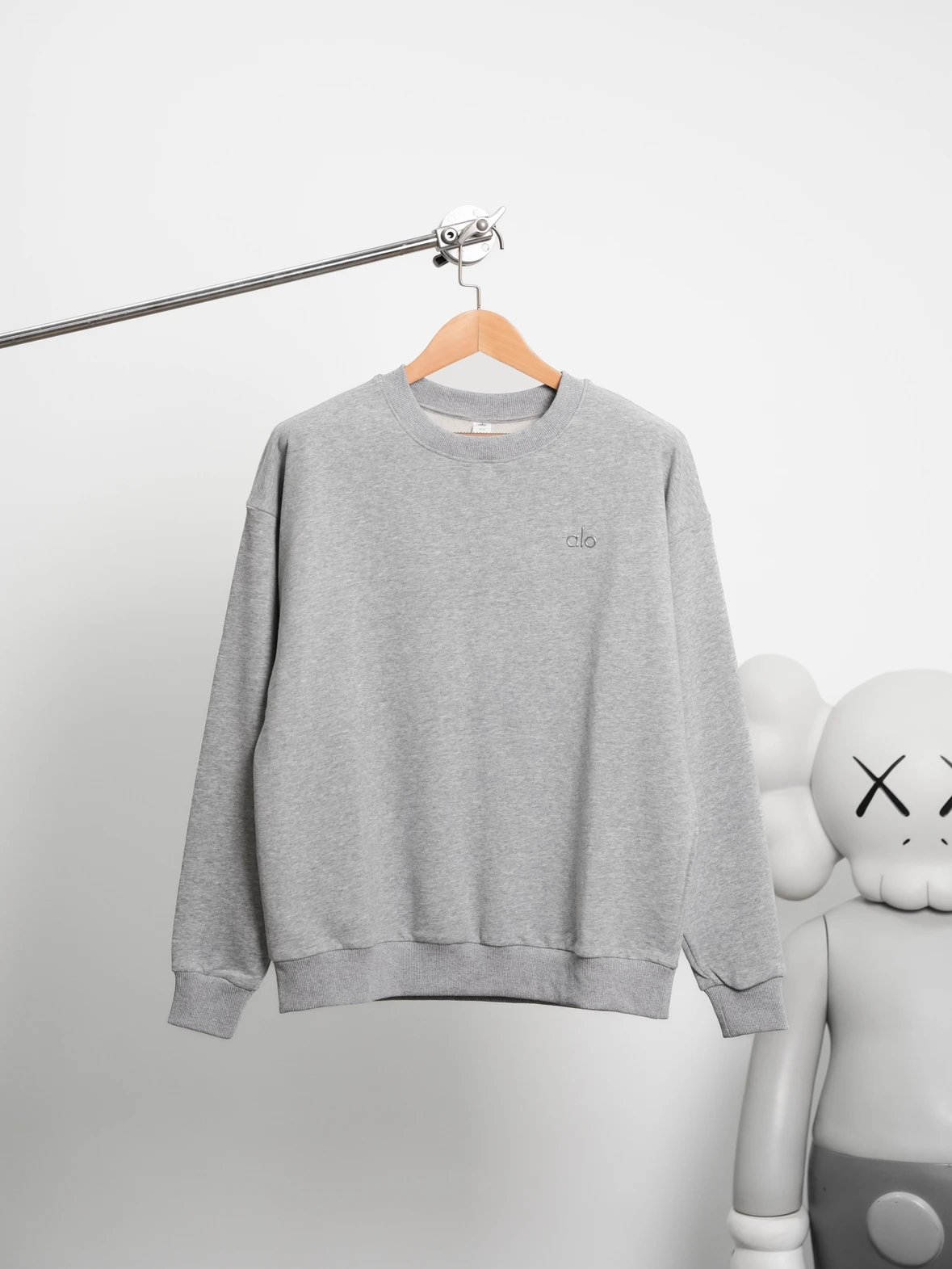 Item ID 8067 alo-logo Logo crew neck loose long sleeve sweatshirt - black - white -