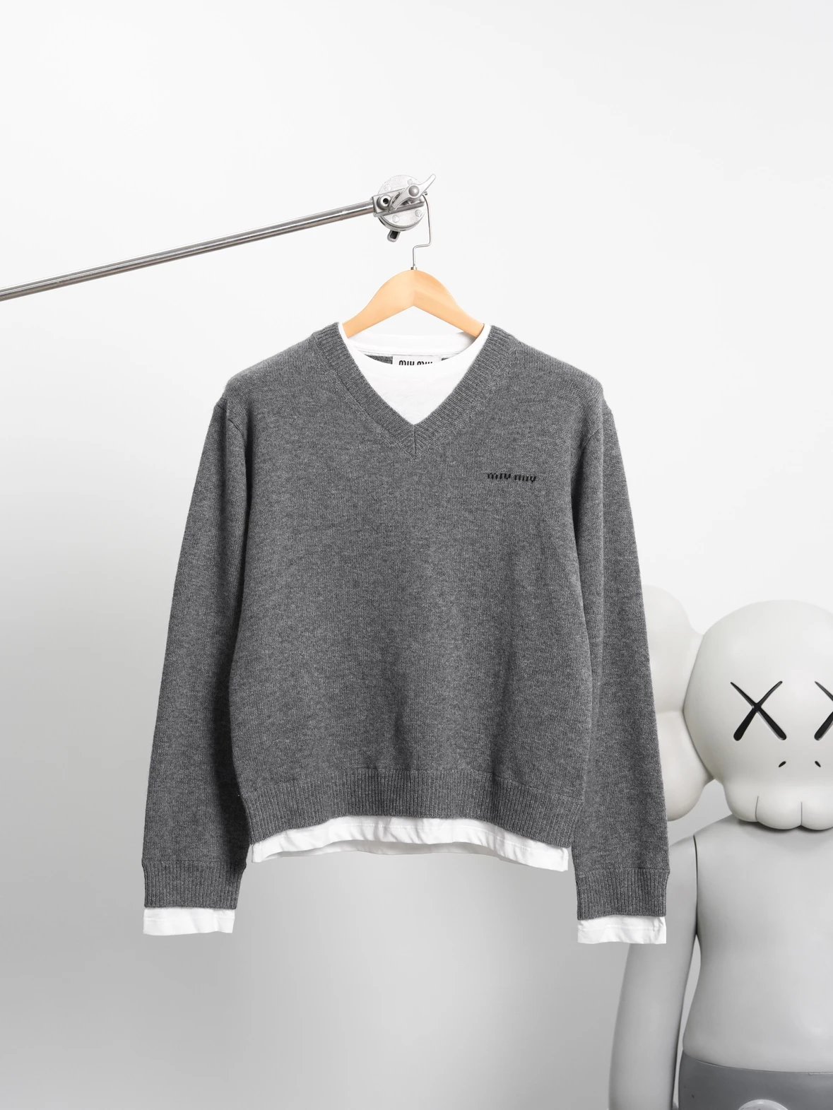 Item ID 8264 M1UM1U Miu Miu FW25 contrasting _cashmere mixed yarn_ V-neck knitted s