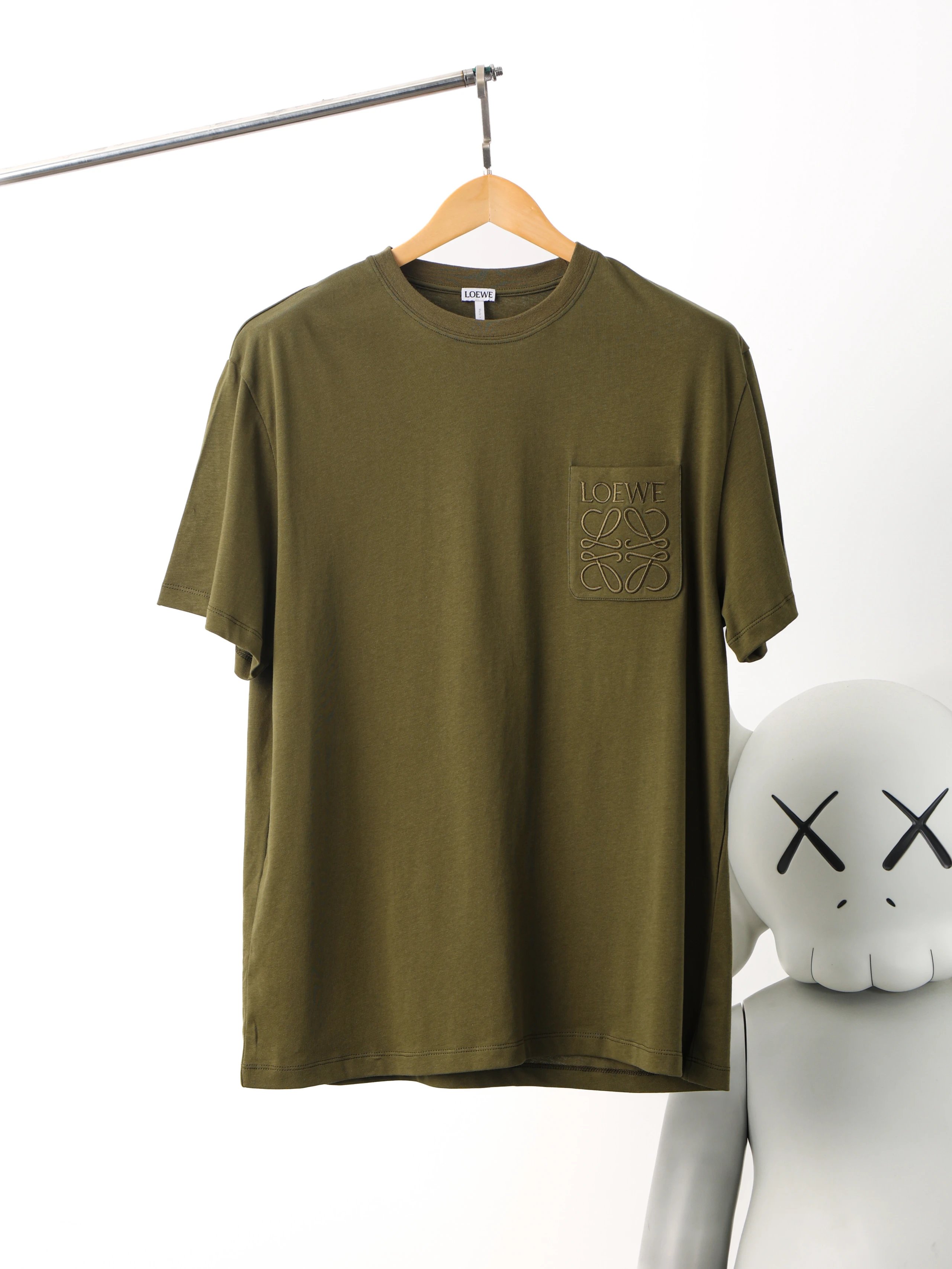 Item ID 8319 L0EWE-Roewe -2025s Pocket Embroidered Basic Round Neck Short Sleeve -