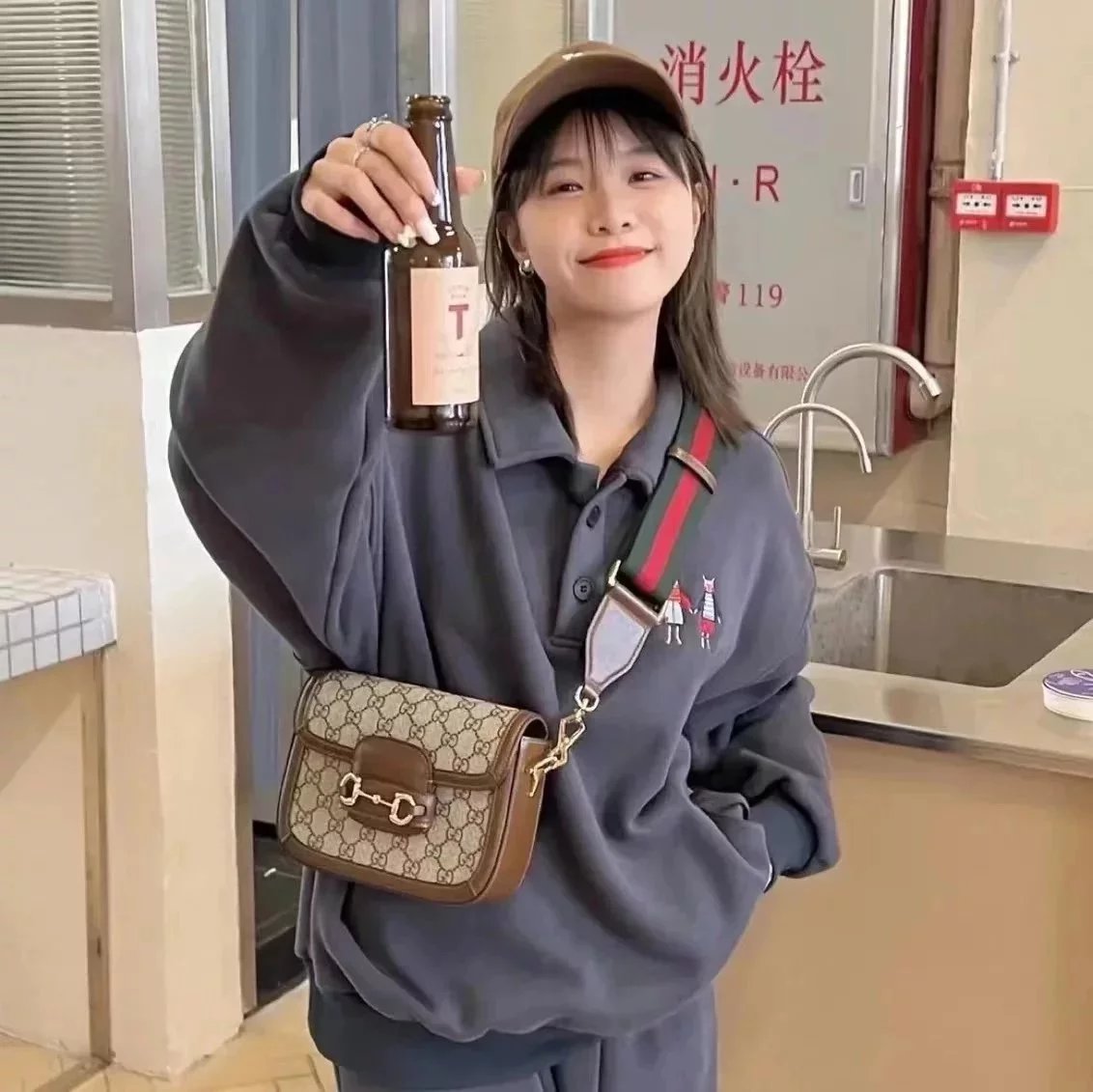 Item ID 8462 Correct oil edge - Needle car details _- GC floral saddle bag - Horseb