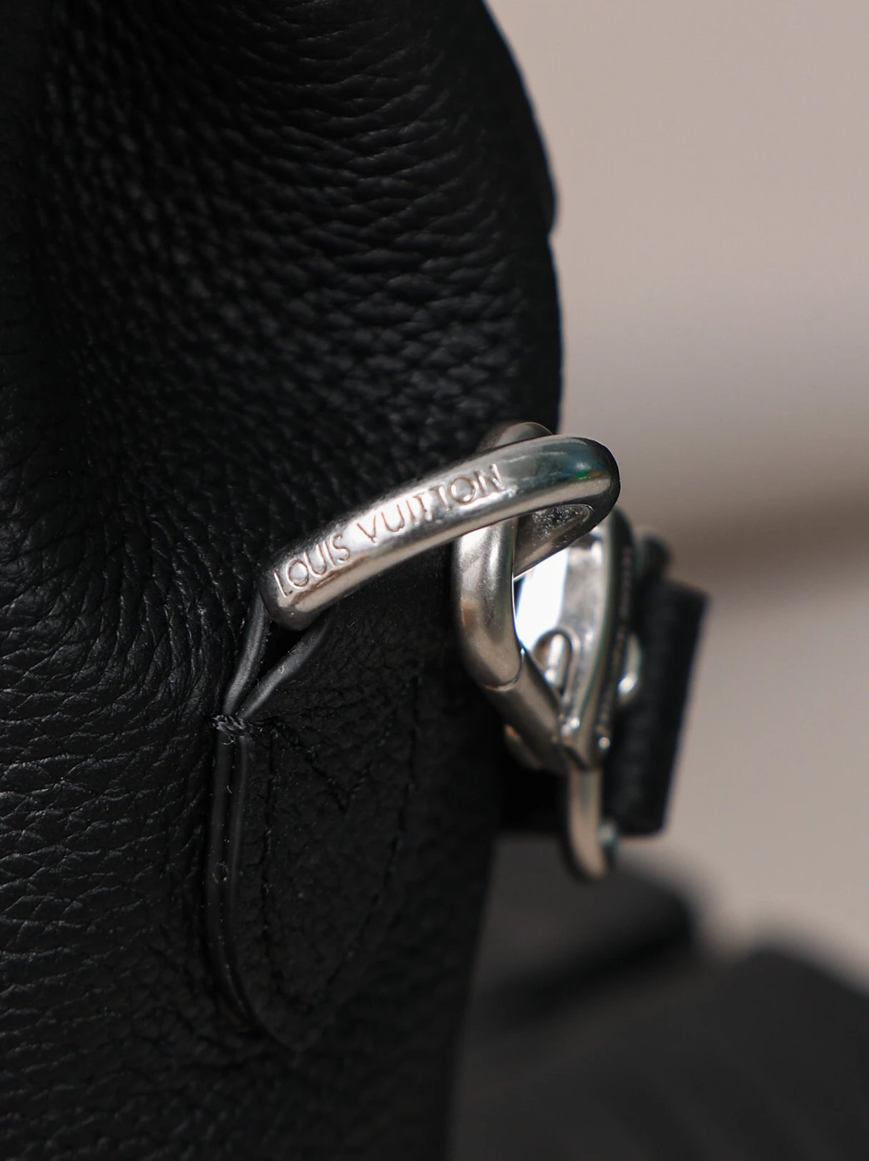 Item ID 8483 Haute Couture - Steeler-15- Metal Pearl Pendant - Flip Bag - Show Lock