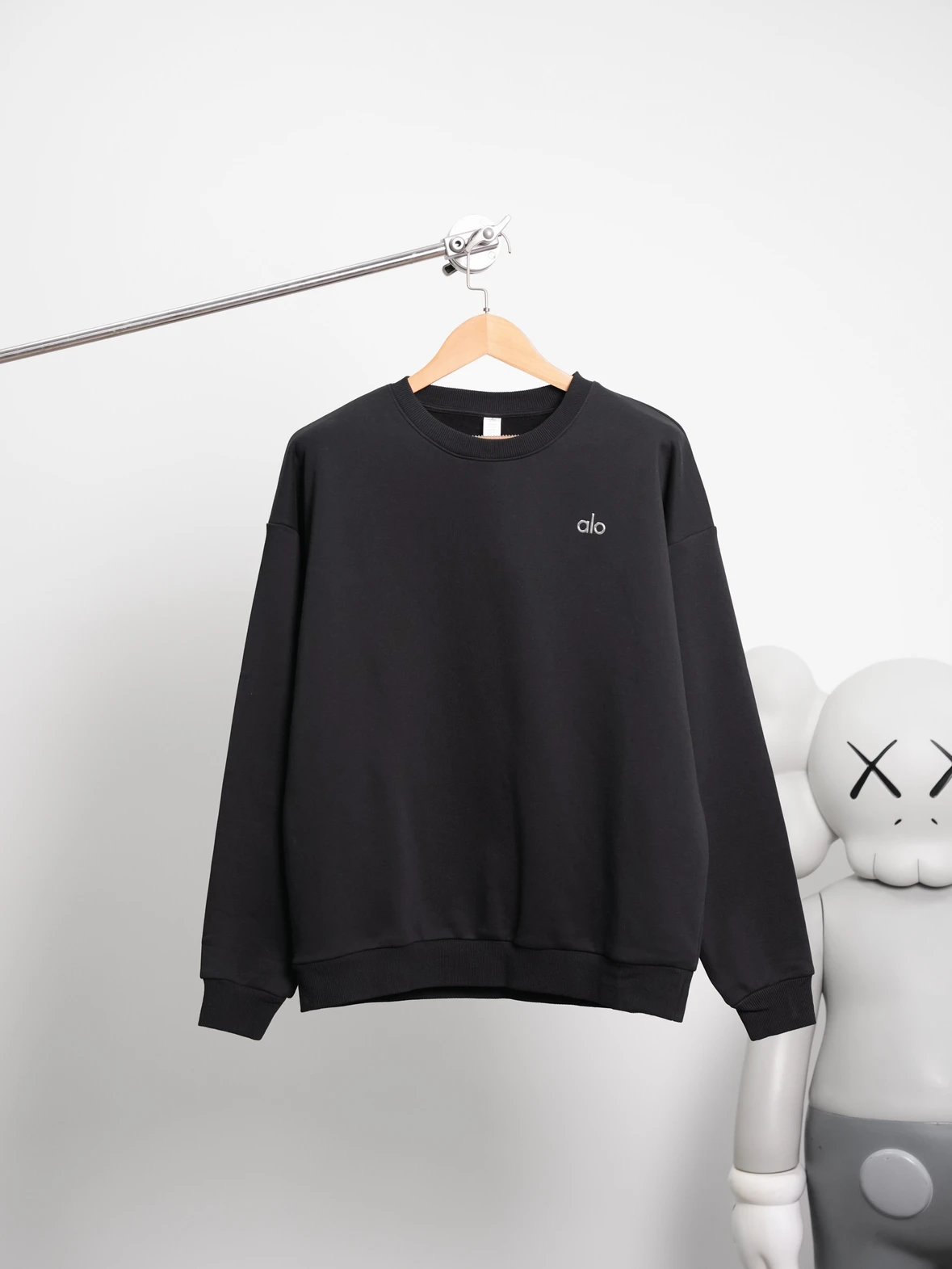 Item ID 8067 alo-logo Logo crew neck loose long sleeve sweatshirt - black - white -