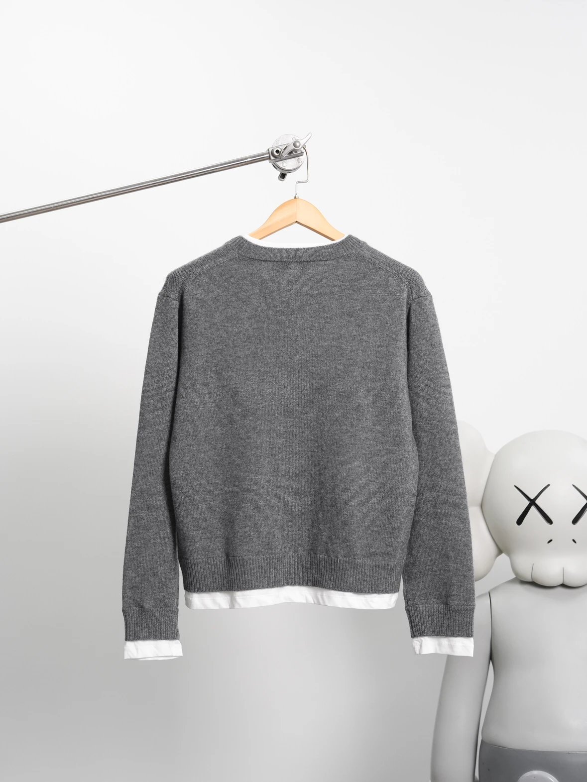 Item ID 8264 M1UM1U Miu Miu FW25 contrasting _cashmere mixed yarn_ V-neck knitted s