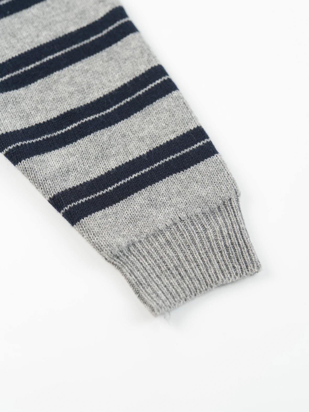 Item ID 8004 M1UM1U Miu Miu double-layer knitted logo patch cardigan with _precise