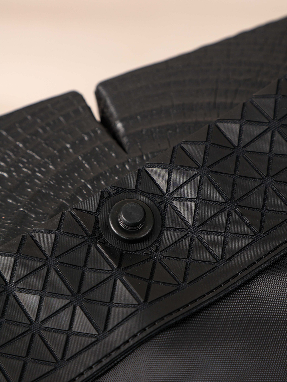 Item ID 8489 Issey Miyaki - Miyake Lifetime -2021 FW Kuro - Miyake Lingge Bag - Tor