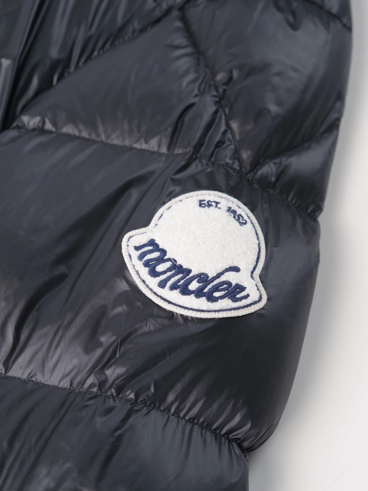 Item ID 8121 M0 include Tripiti - _Double layer high-density nylon fabric_ _Nationa