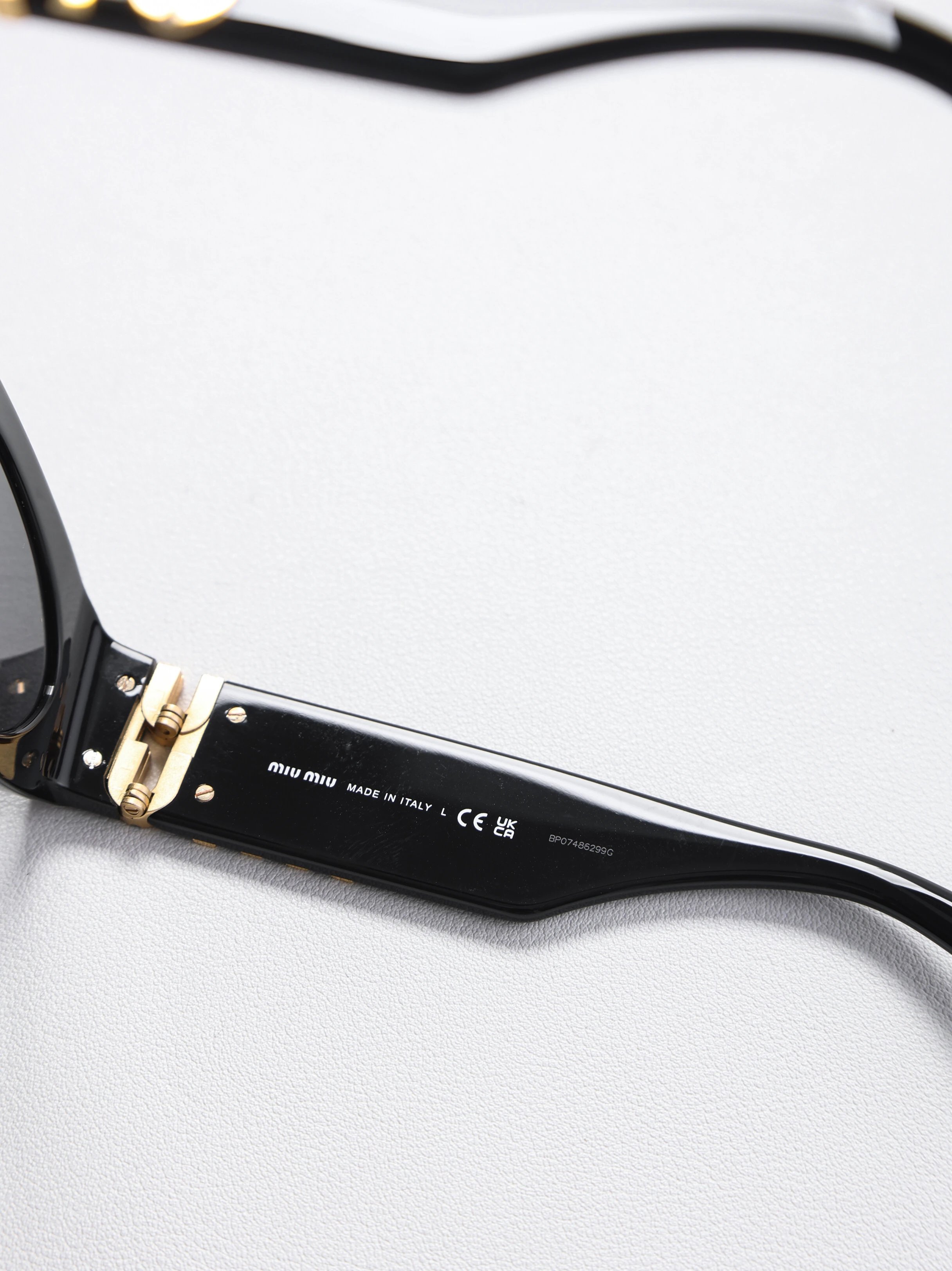 Item ID 8412 M1u-Miu- Miu Miu -2022ss- Classic - cat eye sunglasses - flat frame su