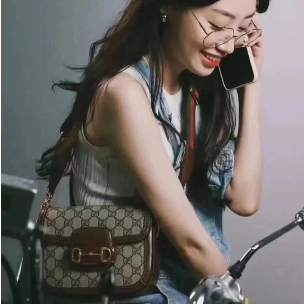 Item ID 8462 Correct oil edge - Needle car details _- GC floral saddle bag - Horseb