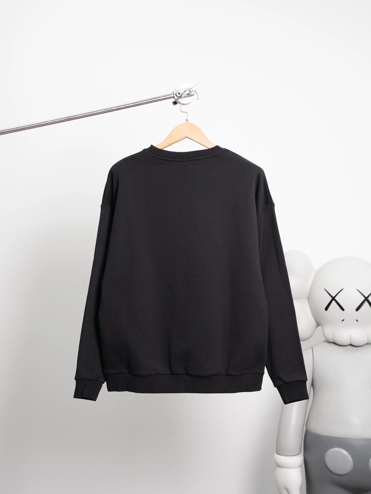 Item ID 8067 alo-logo Logo crew neck loose long sleeve sweatshirt - black - white -