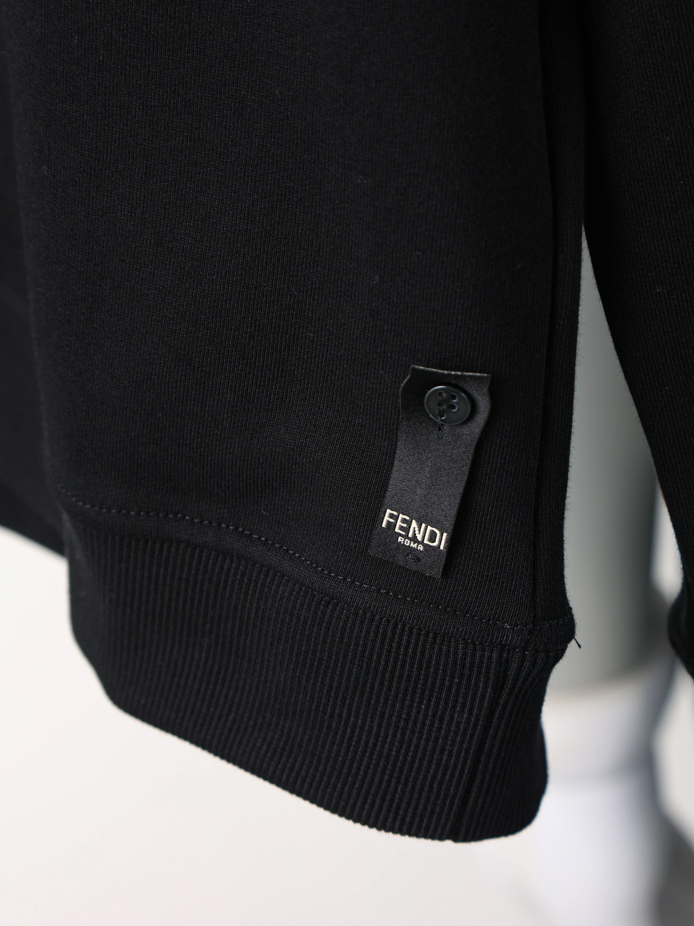 Item ID 8080 FEND1- Fendi -2024ss- Chest classic old-fashioned leather sweatshirt -