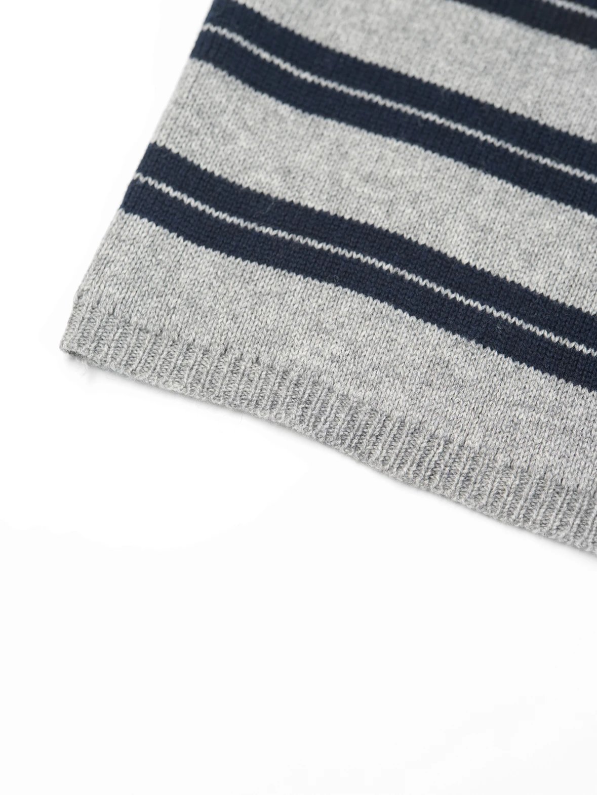 Item ID 8004 M1UM1U Miu Miu double-layer knitted logo patch cardigan with _precise