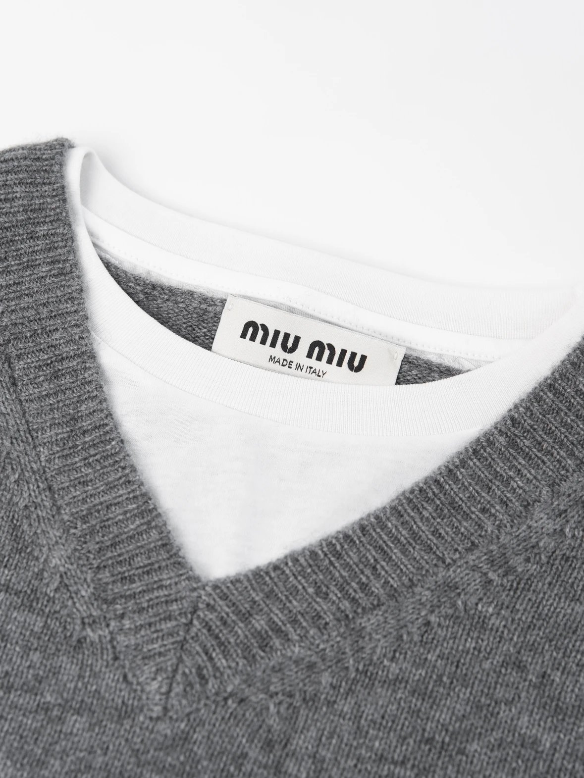 Item ID 8264 M1UM1U Miu Miu FW25 contrasting _cashmere mixed yarn_ V-neck knitted s