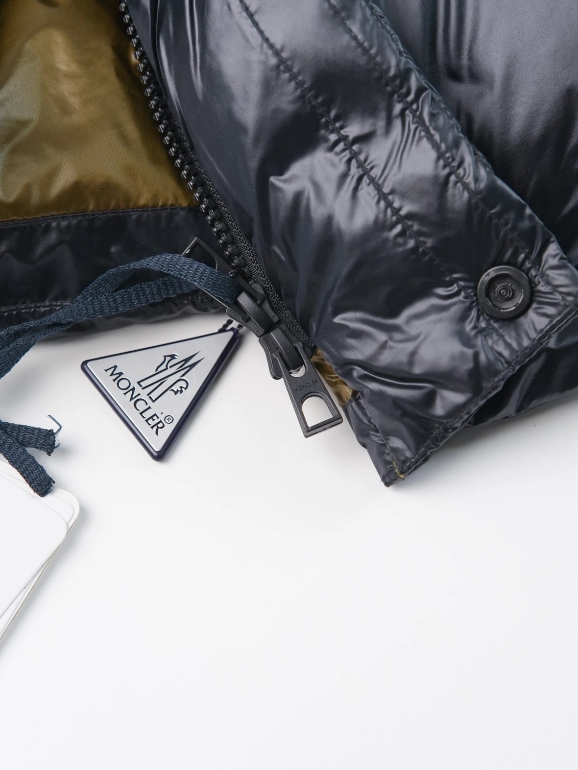 Item ID 8121 M0 include Tripiti - _Double layer high-density nylon fabric_ _Nationa