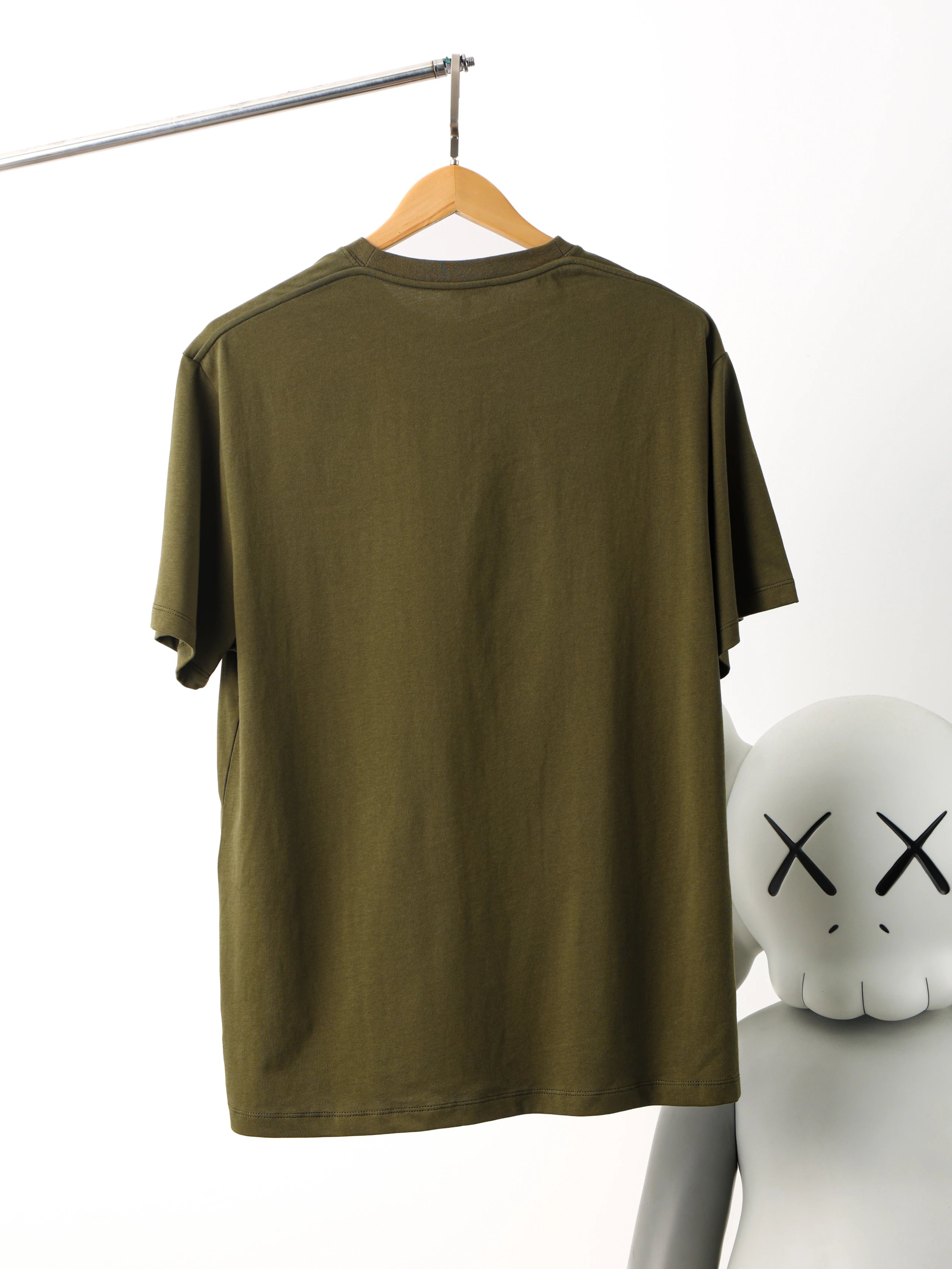 Item ID 8319 L0EWE-Roewe -2025s Pocket Embroidered Basic Round Neck Short Sleeve -