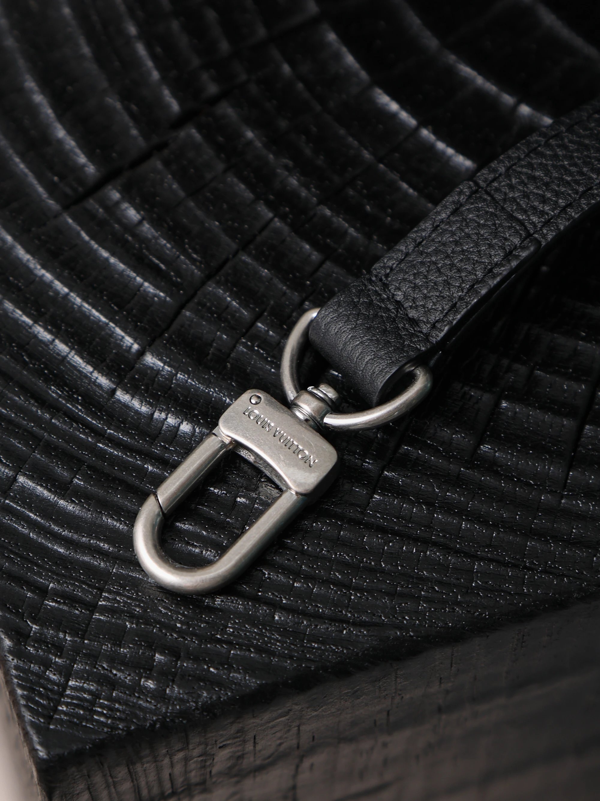 Item ID 8483 Haute Couture - Steeler-15- Metal Pearl Pendant - Flip Bag - Show Lock