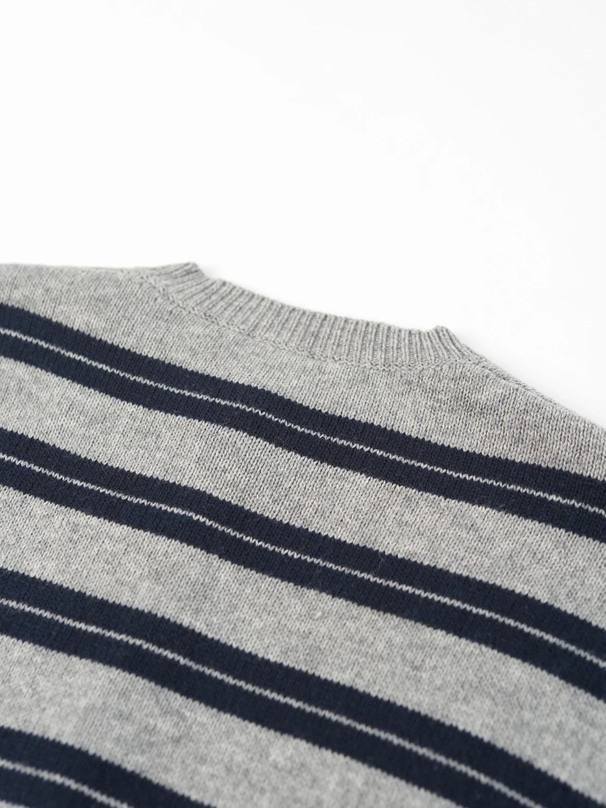 Item ID 8004 M1UM1U Miu Miu double-layer knitted logo patch cardigan with _precise