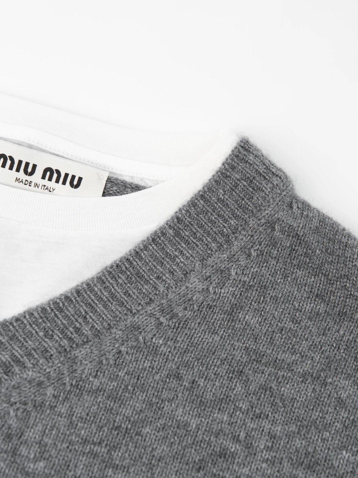 Item ID 8264 M1UM1U Miu Miu FW25 contrasting _cashmere mixed yarn_ V-neck knitted s