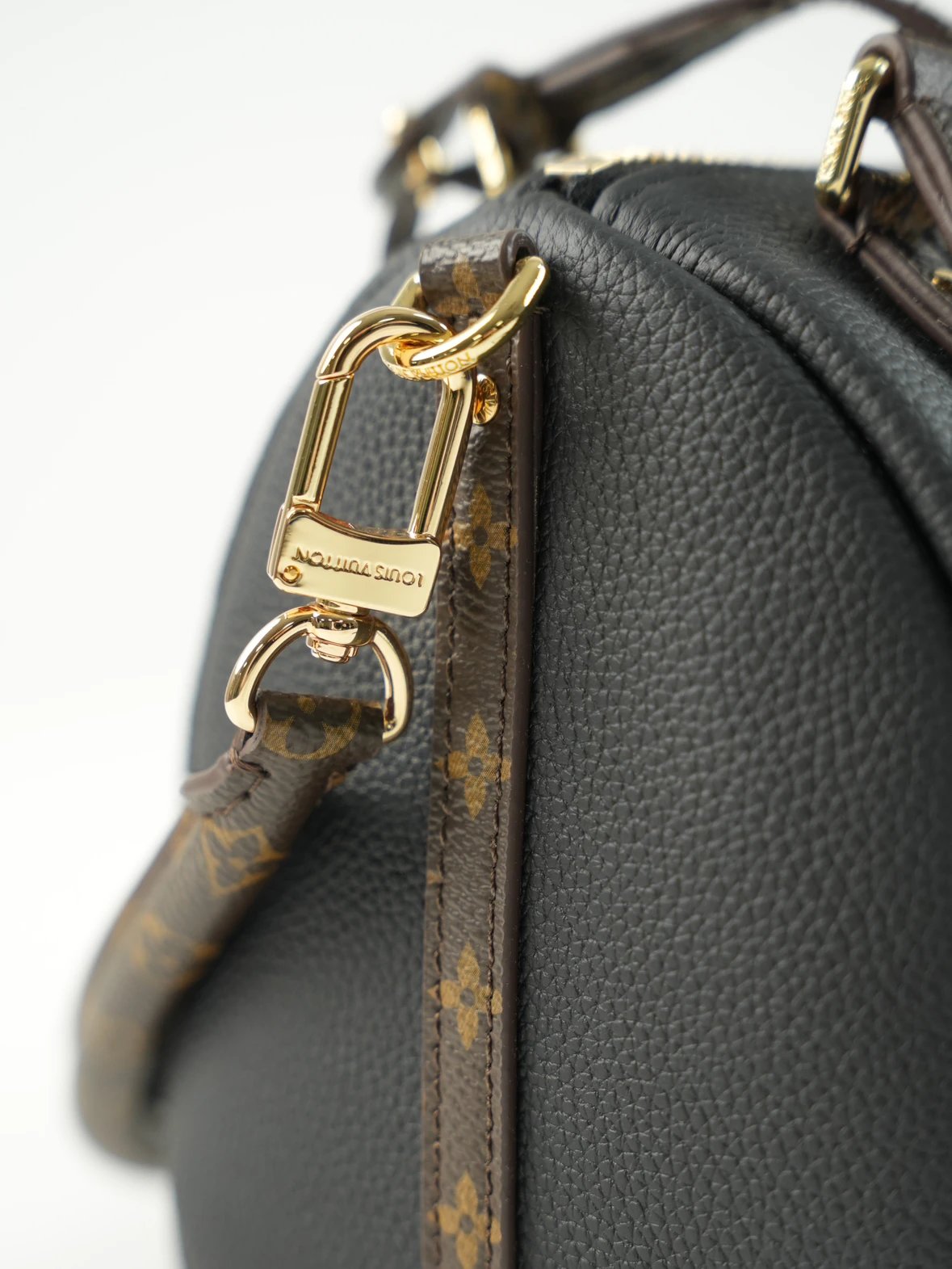 Item ID 8474 Express Black Knight - _Imported calf leather_ _NFC chip_ classic patt