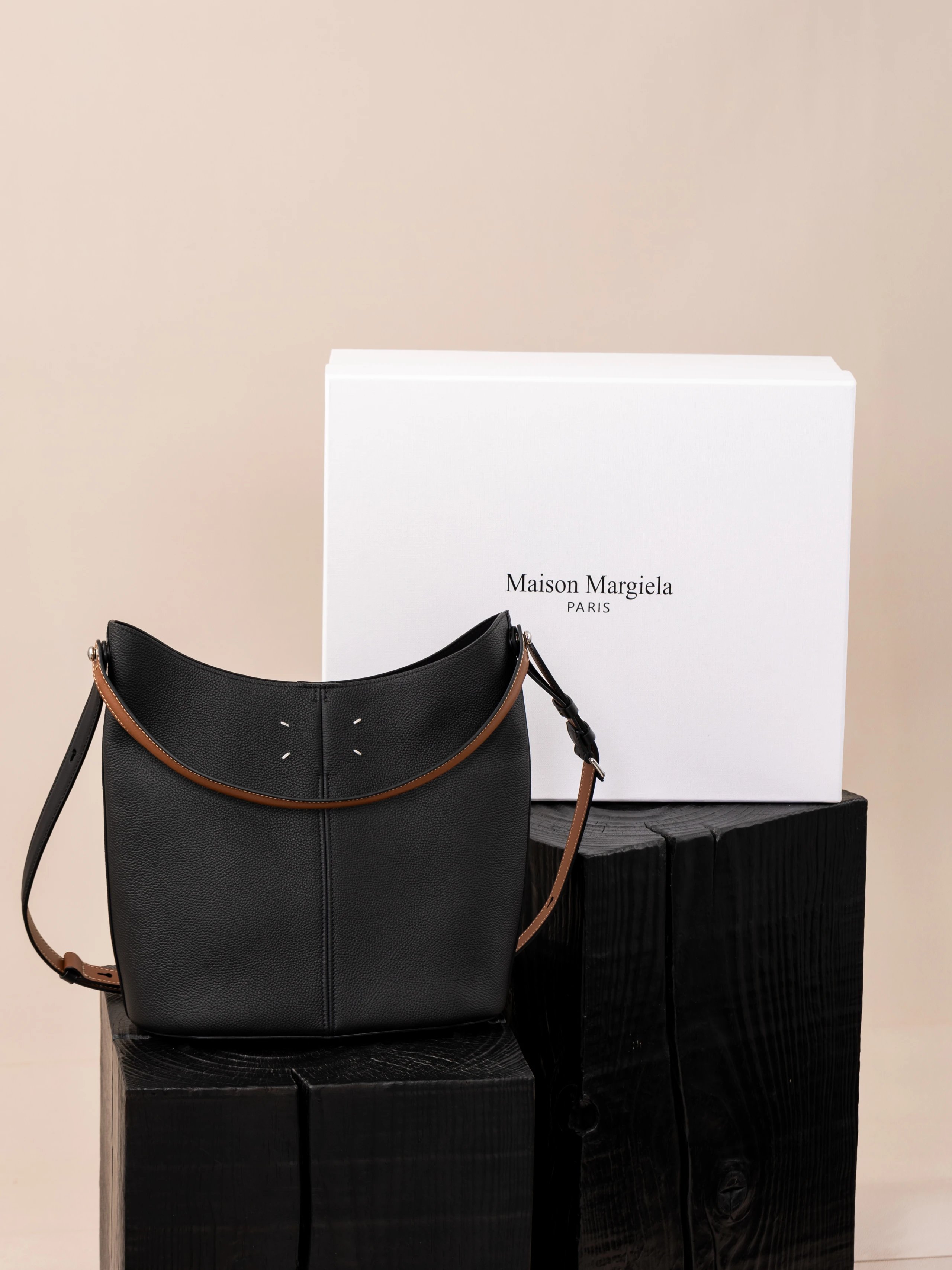 Item ID 8498 Maison-Mag1ela Magira Press age contrasting shoulder straps black brow