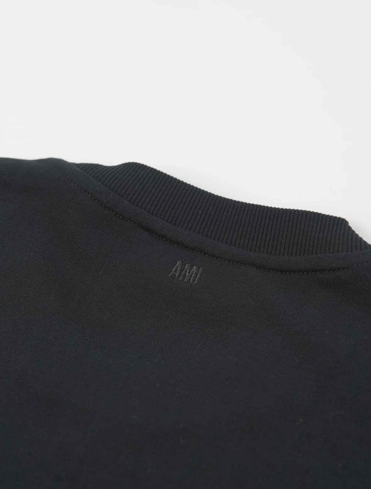 Item ID 8071 AMI spring sweatshirt - BEHRINGER Thousand Needle Embroidery Round Nec