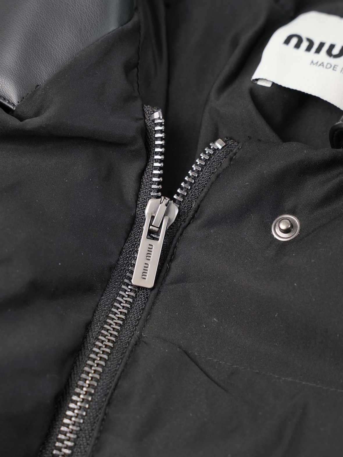 Item ID 8126 M1UM1U Miu Miu FW24“90 white duck down ” Lapel drawstring hem zipper l