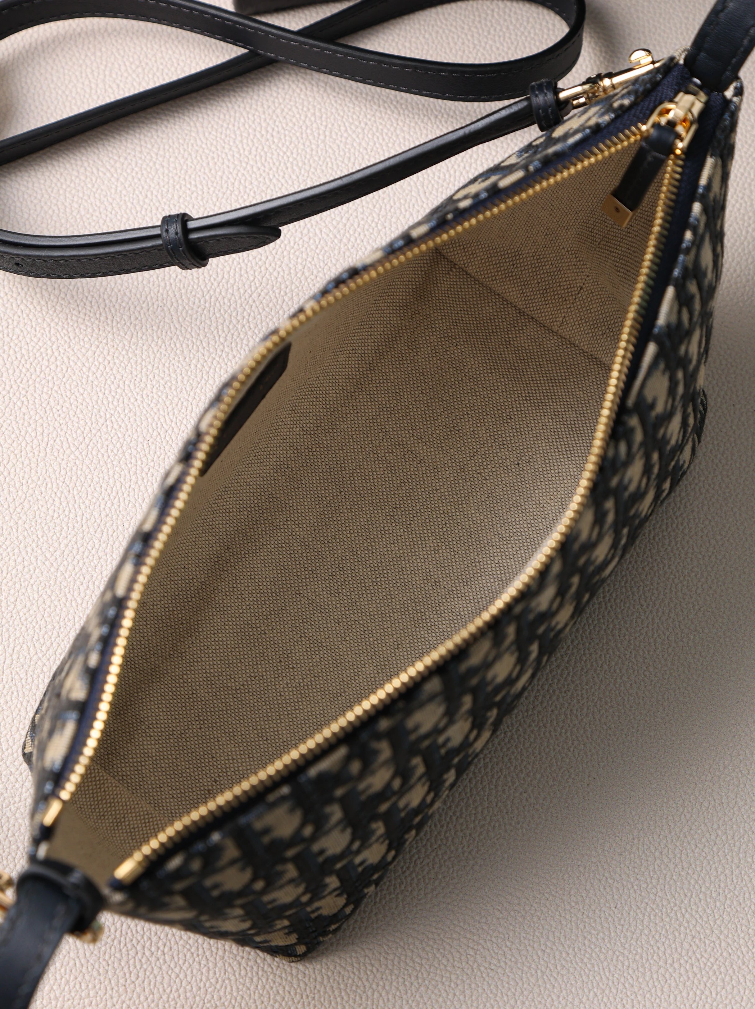 Item ID 8465 D10r-D Home -2024Ss-Oblique Vintage Collection - travel mod - lunch bo