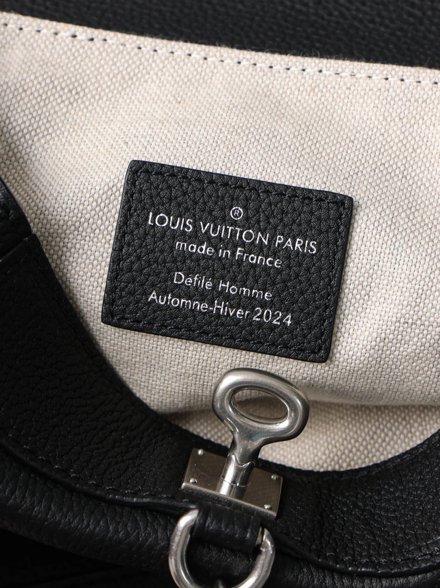 Item ID 8483 Haute Couture - Steeler-15- Metal Pearl Pendant - Flip Bag - Show Lock