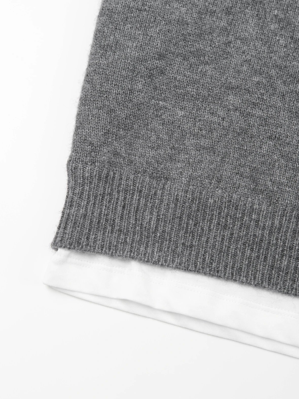 Item ID 8264 M1UM1U Miu Miu FW25 contrasting _cashmere mixed yarn_ V-neck knitted s