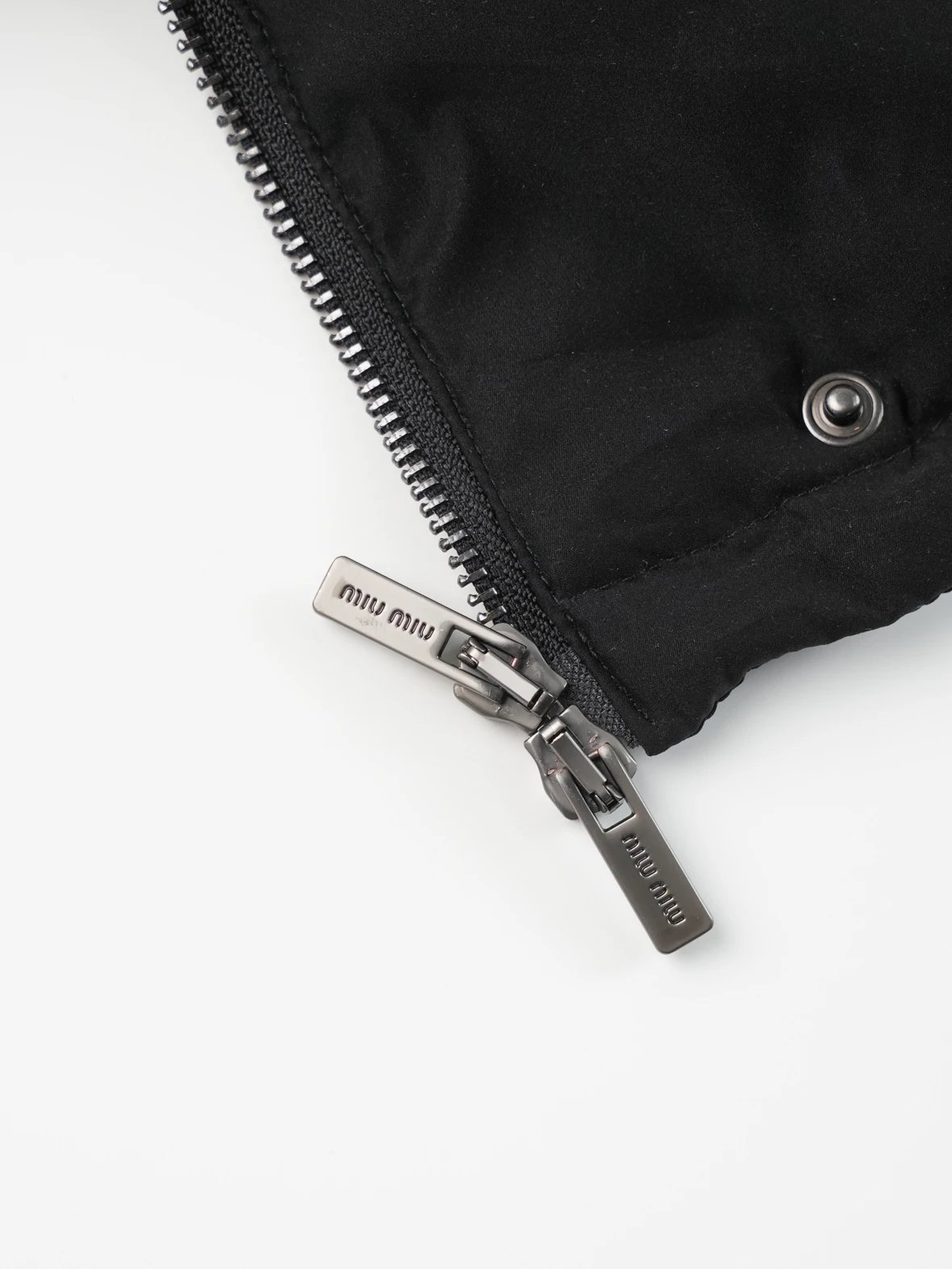 Item ID 8126 M1UM1U Miu Miu FW24“90 white duck down ” Lapel drawstring hem zipper l