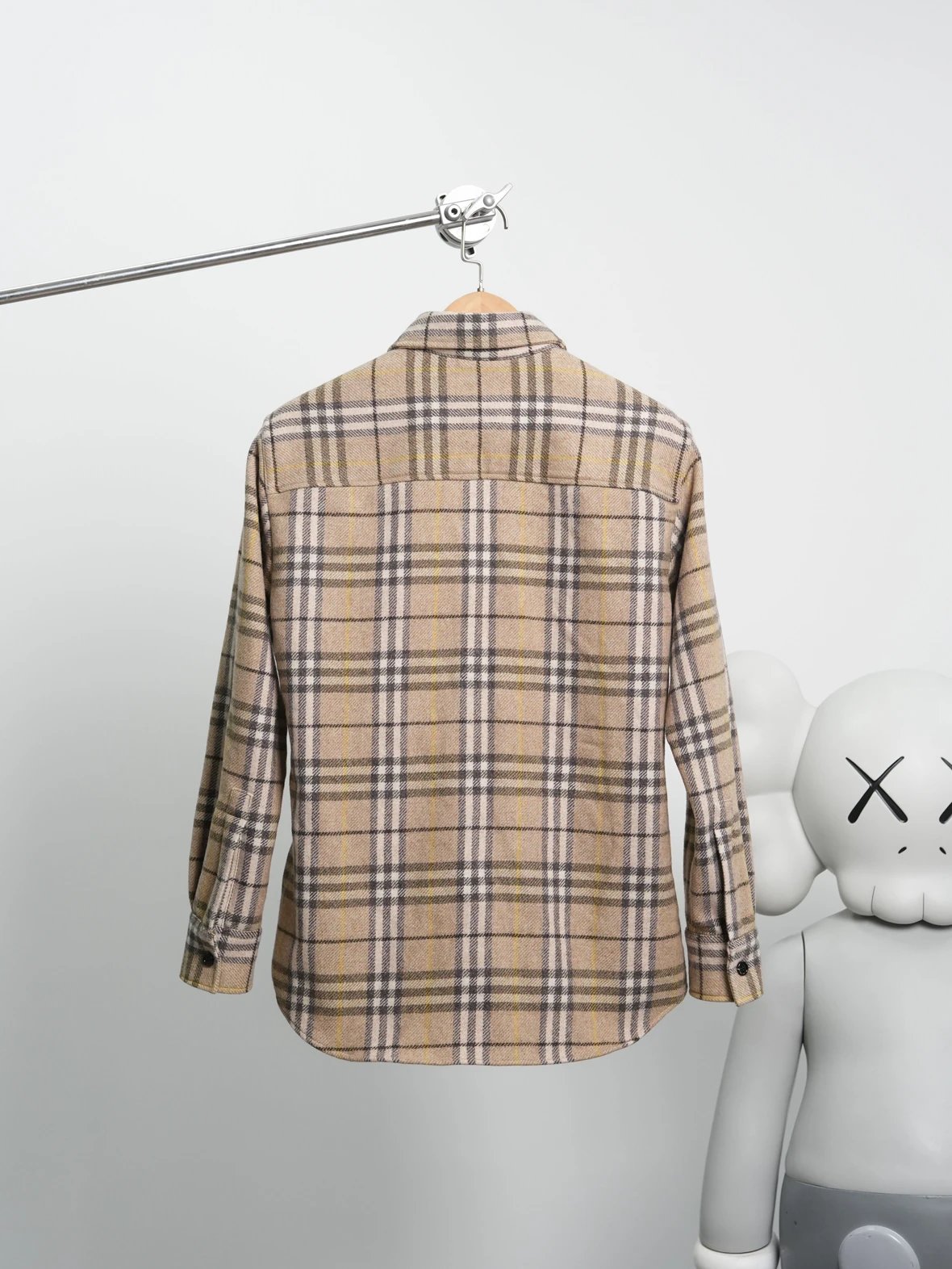 Item ID 8016 BBR Burberry plaid shirt with _natural black horn_ and _sheep wool mat