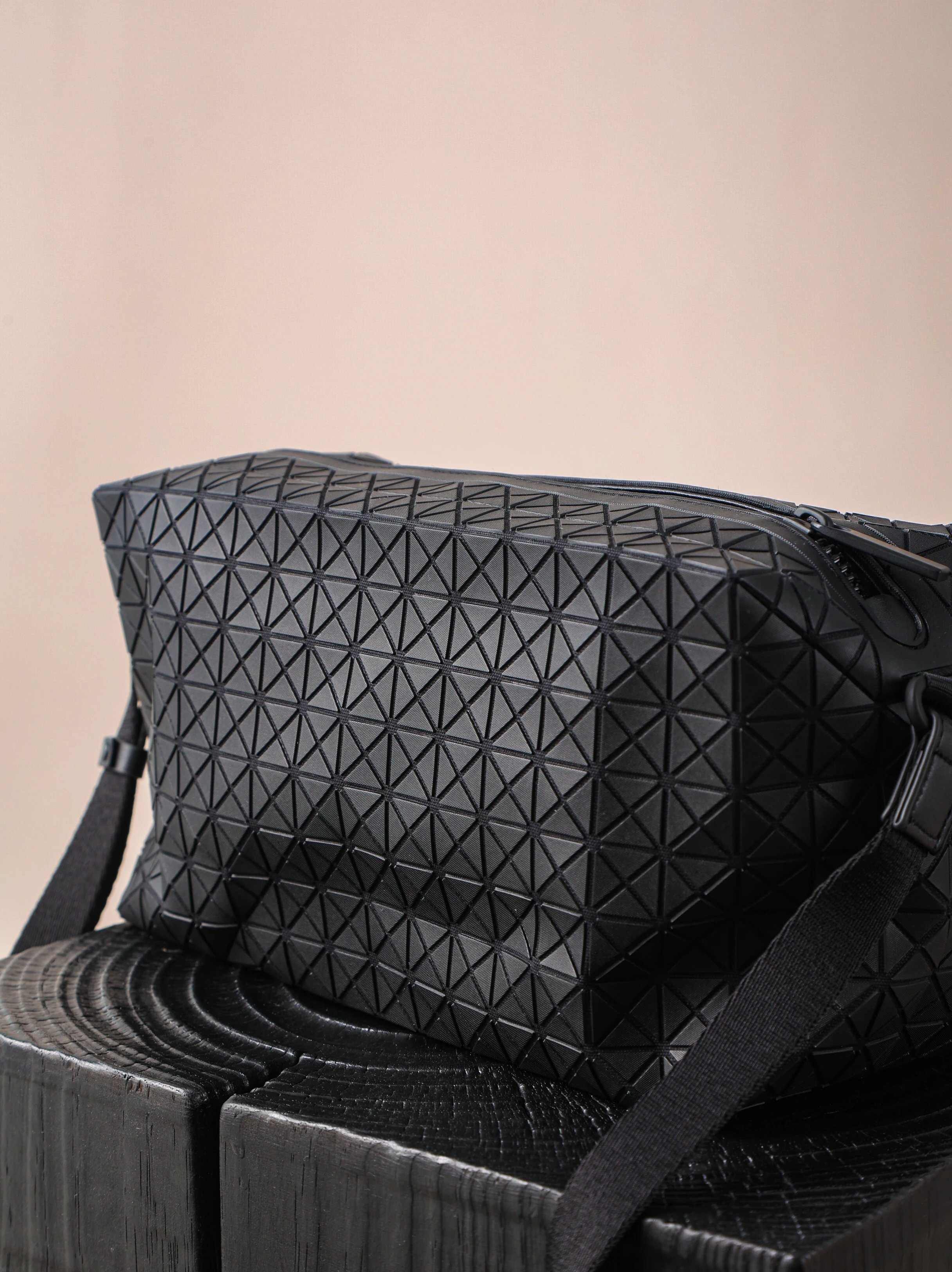 Item ID 8490 Issey-M1yaki- Issey Miyake -Kuro-saddle-PVC diamond camera bag - Matte