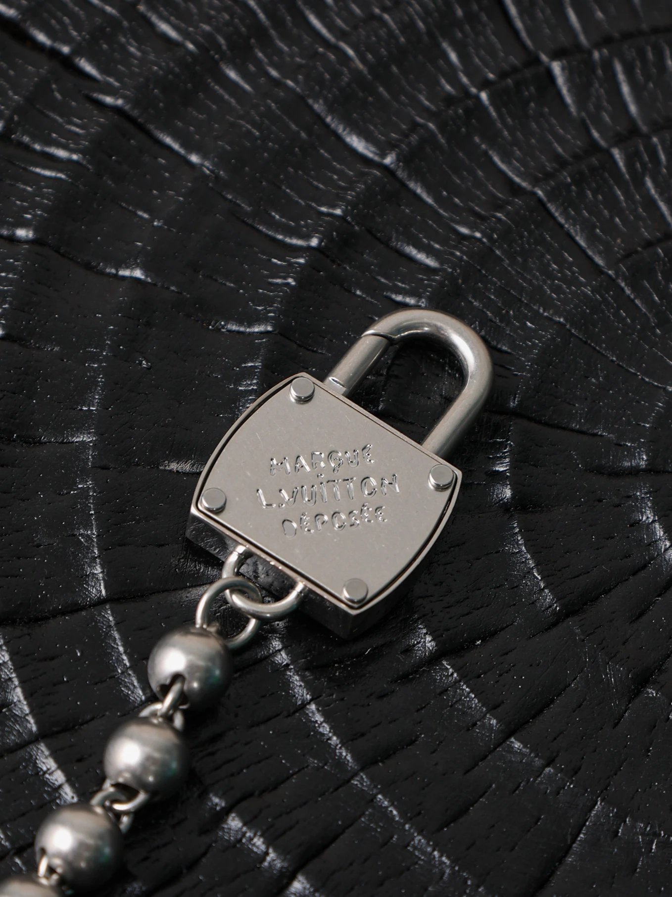 Item ID 8483 Haute Couture - Steeler-15- Metal Pearl Pendant - Flip Bag - Show Lock