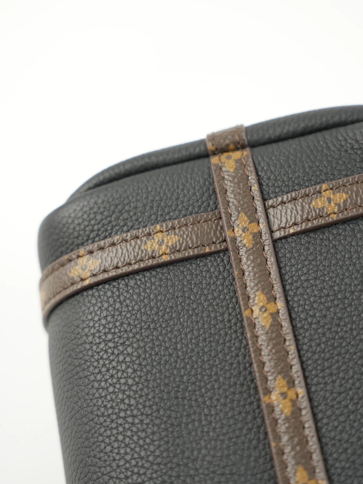 Item ID 8474 Express Black Knight - _Imported calf leather_ _NFC chip_ classic patt