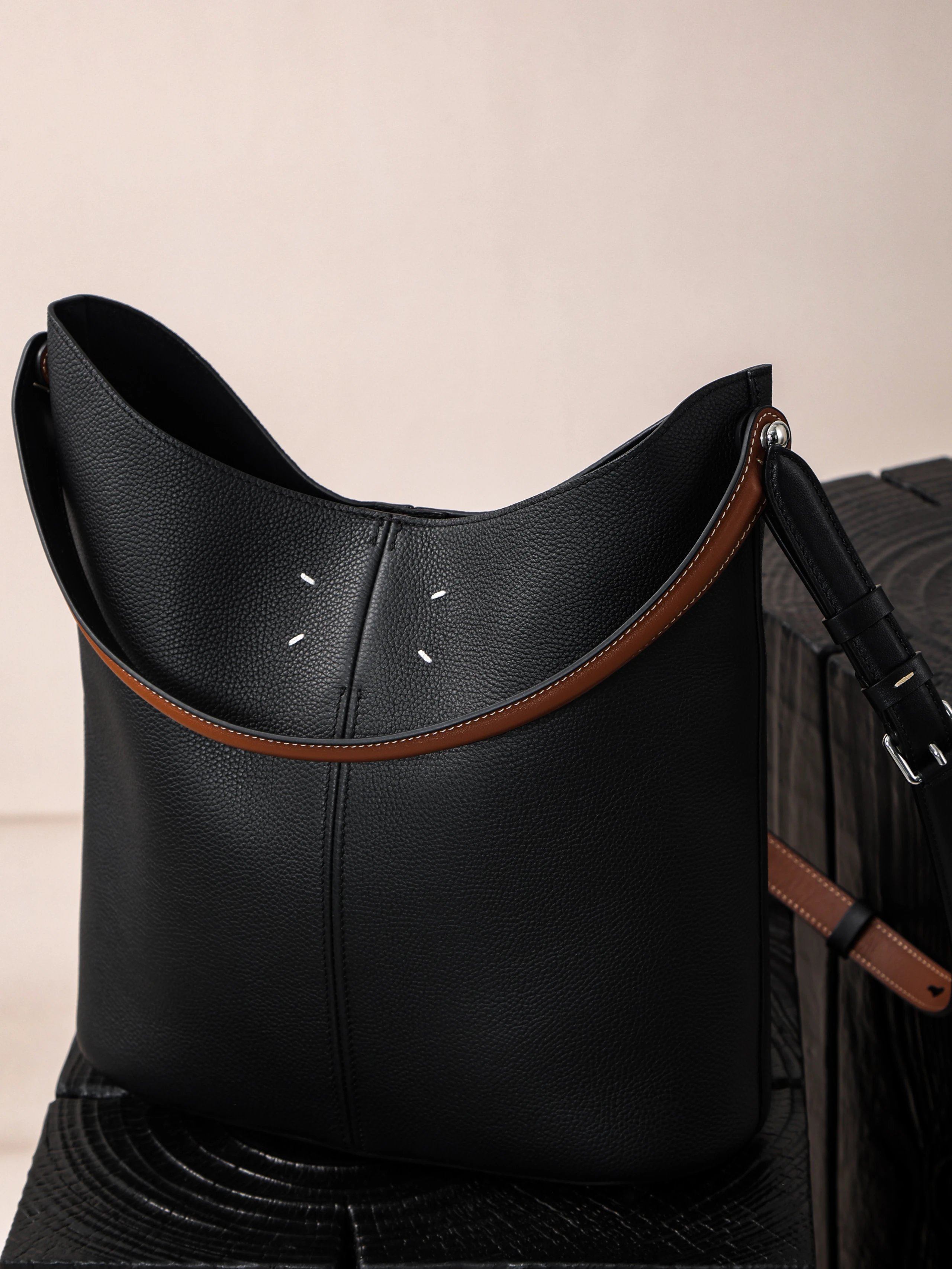 Item ID 8498 Maison-Mag1ela Magira Press age contrasting shoulder straps black brow