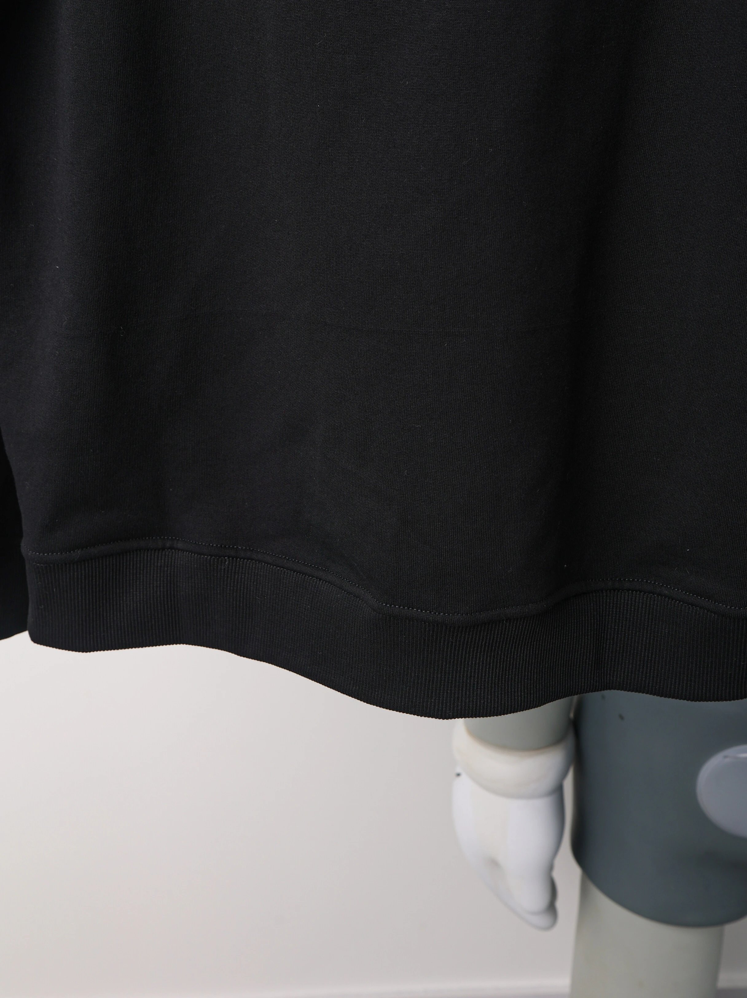 Item ID 8080 FEND1- Fendi -2024ss- Chest classic old-fashioned leather sweatshirt -