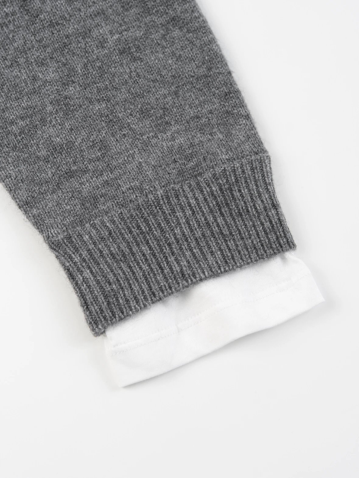 Item ID 8264 M1UM1U Miu Miu FW25 contrasting _cashmere mixed yarn_ V-neck knitted s