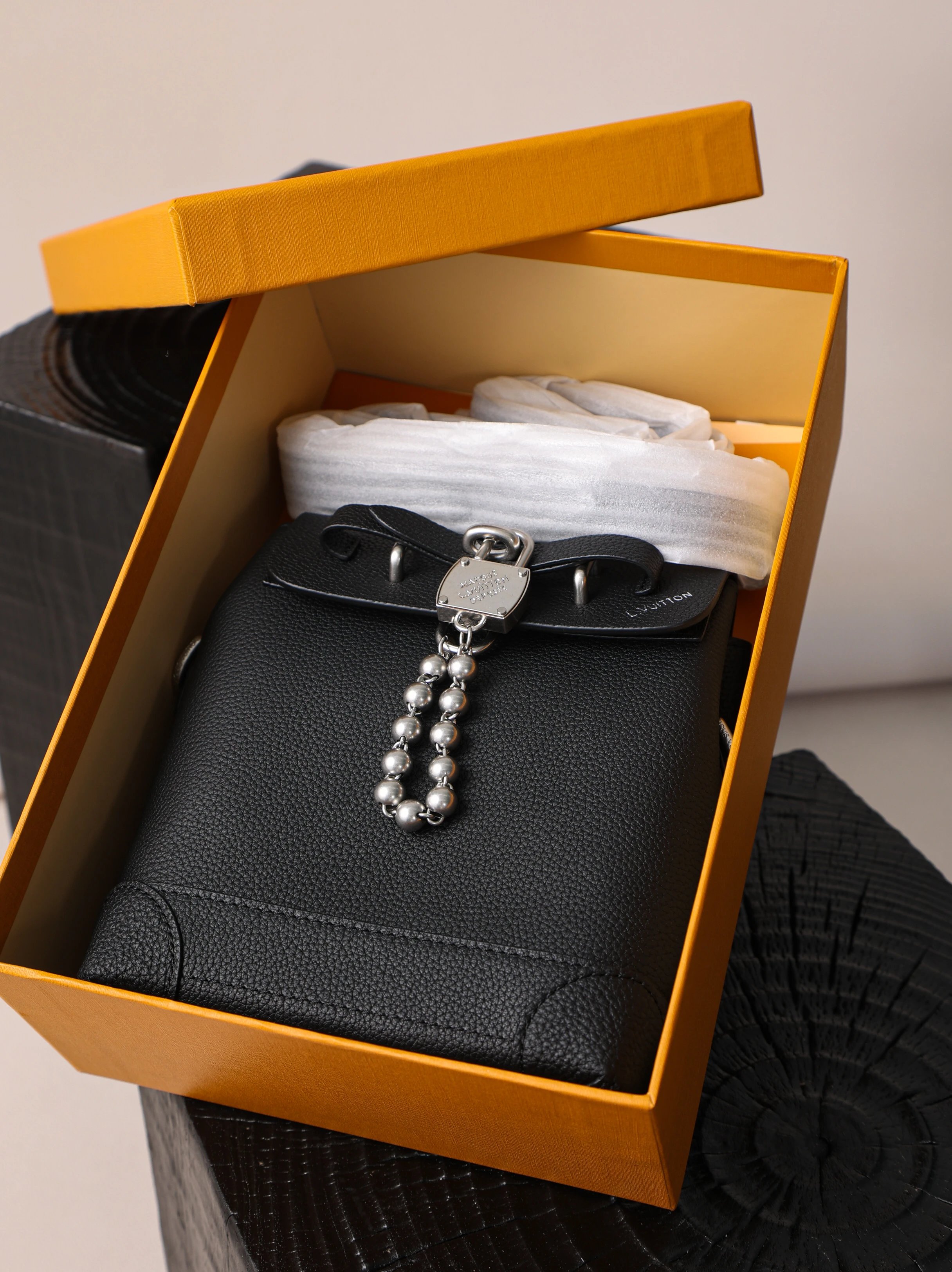 Item ID 8483 Haute Couture - Steeler-15- Metal Pearl Pendant - Flip Bag - Show Lock