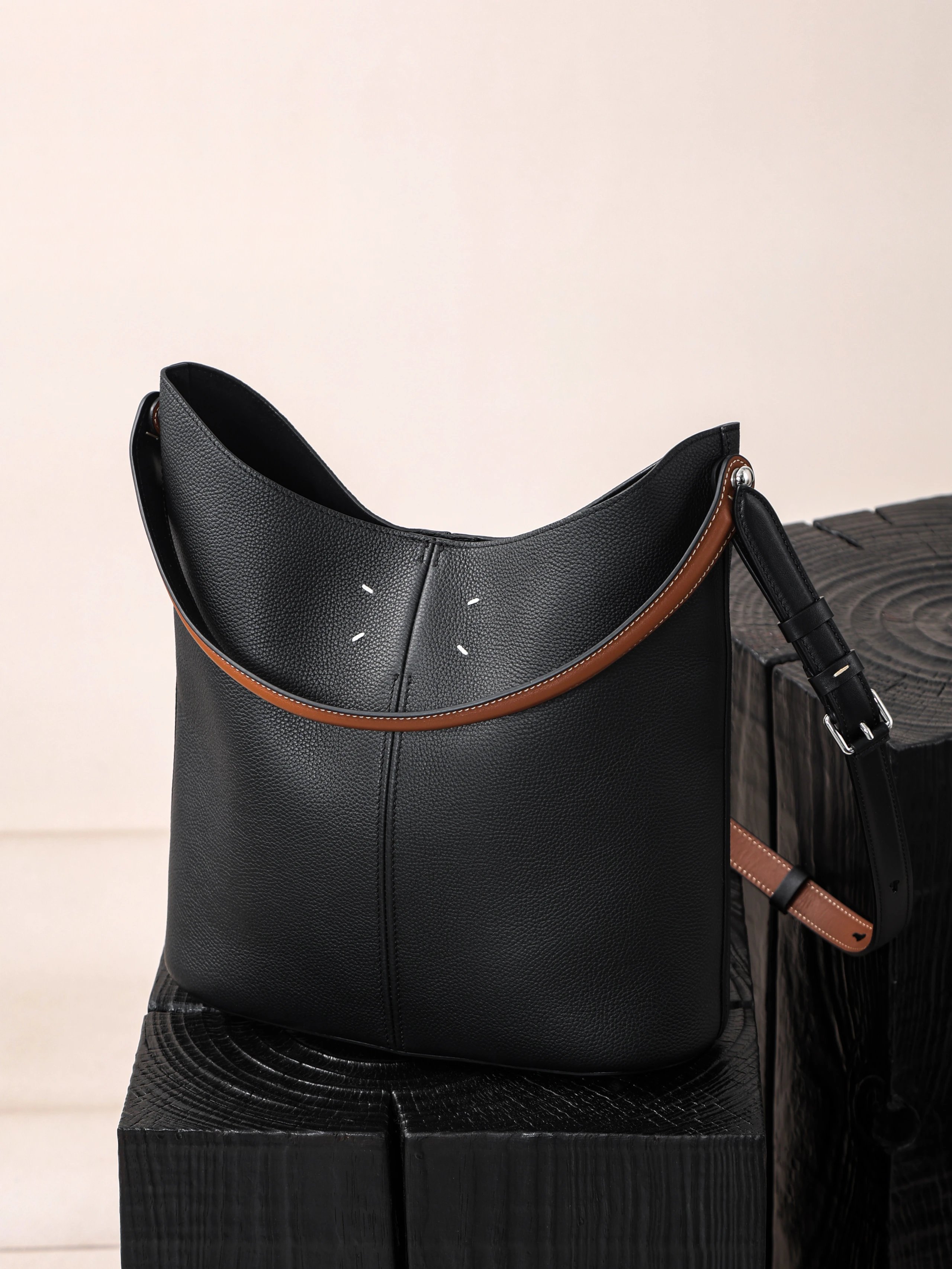 Item ID 8498 Maison-Mag1ela Magira Press age contrasting shoulder straps black brow