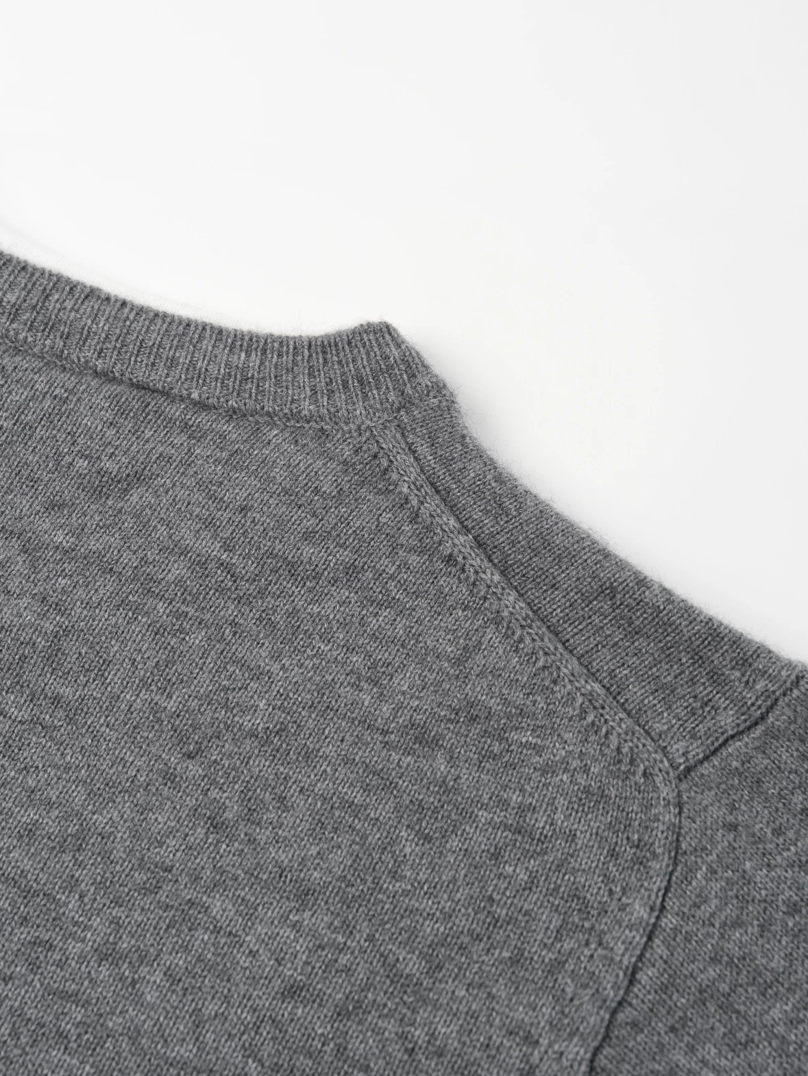 Item ID 8264 M1UM1U Miu Miu FW25 contrasting _cashmere mixed yarn_ V-neck knitted s