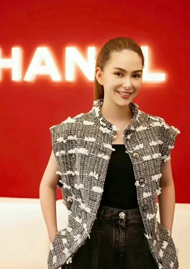 Item ID 9111 CHANEL FW26 Cloud Vest, color-block bowknot decoration, lapel, single-breasted vest